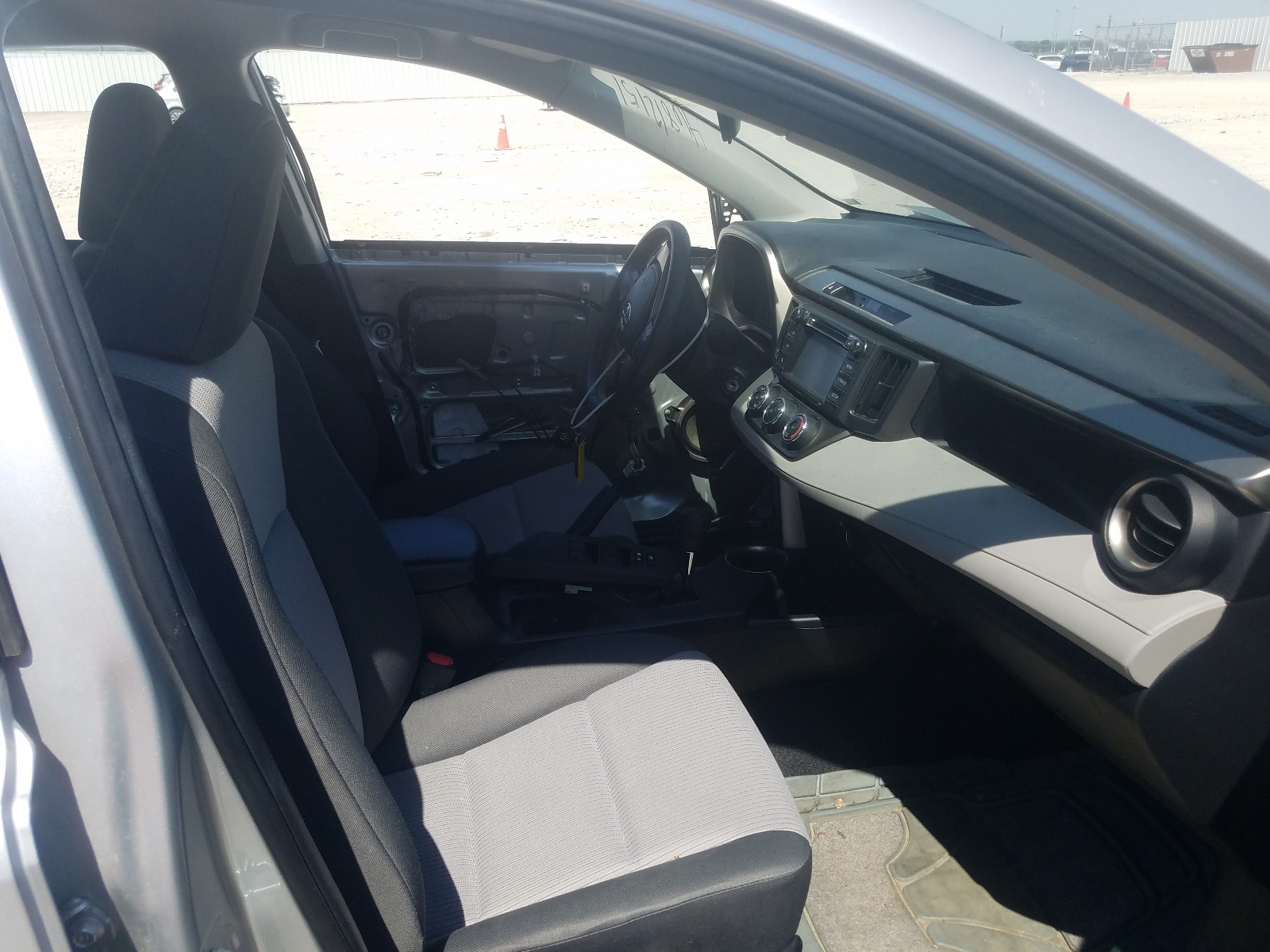 Photo 5 from auction – 2015 TOYOTA RAV4 LE with VIN JTMBFREV3FJ048224