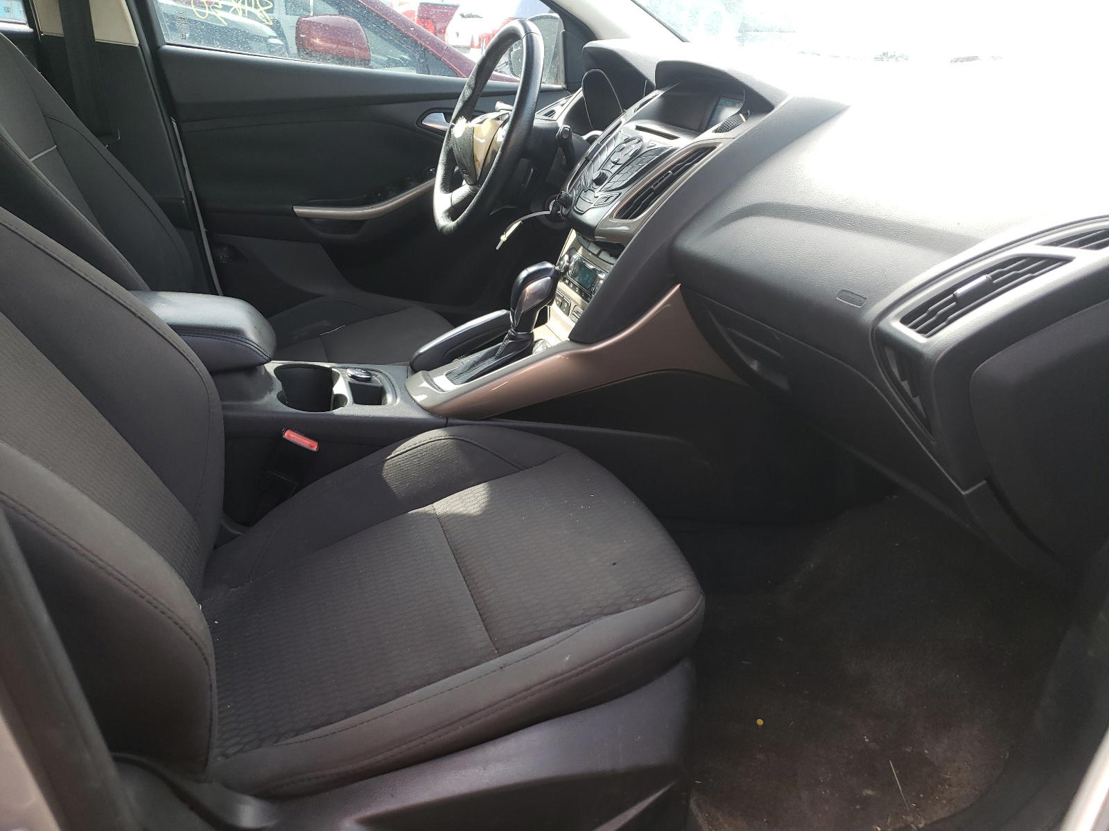 Photo 5 from auction – 2012 FORD FOCUS SEL with VIN 1FAHP3M20CL358249