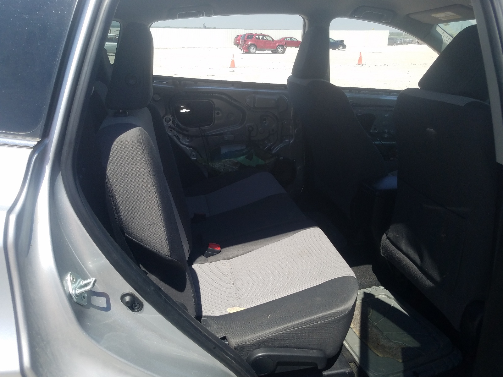 Photo 6 from auction – 2015 TOYOTA RAV4 LE with VIN JTMBFREV3FJ048224
