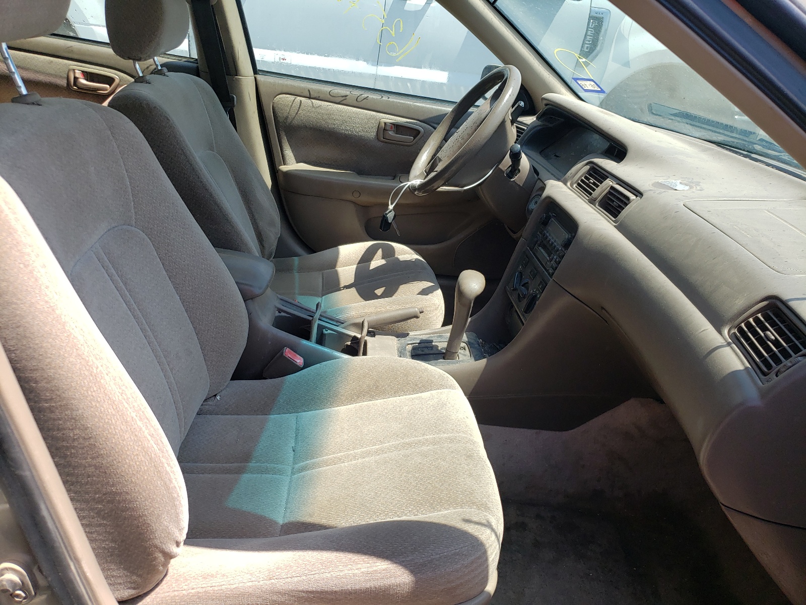 Photo 5 from auction – 2000 TOYOTA CAMRY CE with VIN 4T1BG22K9YU627634