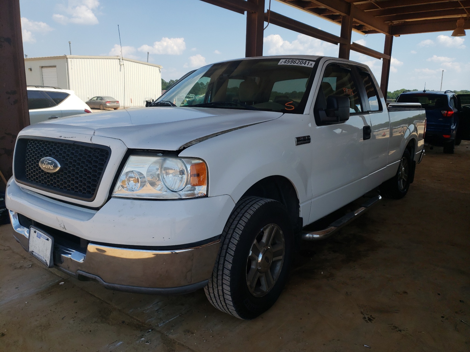 Photo 2 from auction – 2005 FORD F150 with VIN 1FTPX12555NA60777