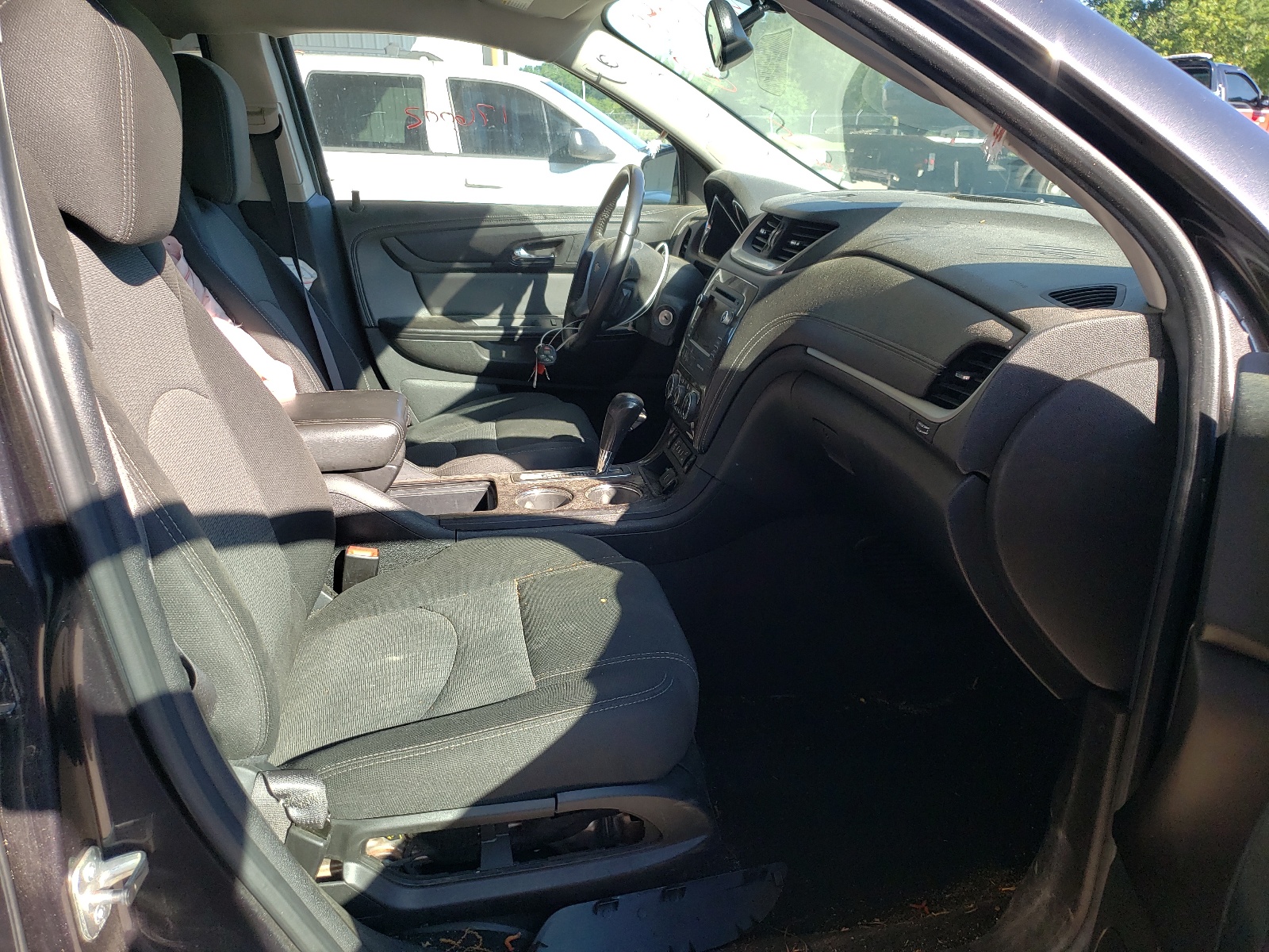 Photo 5 from auction – 2015 CHEVROLET TRAVERSE L with VIN 1GNKRHKD1FJ104441