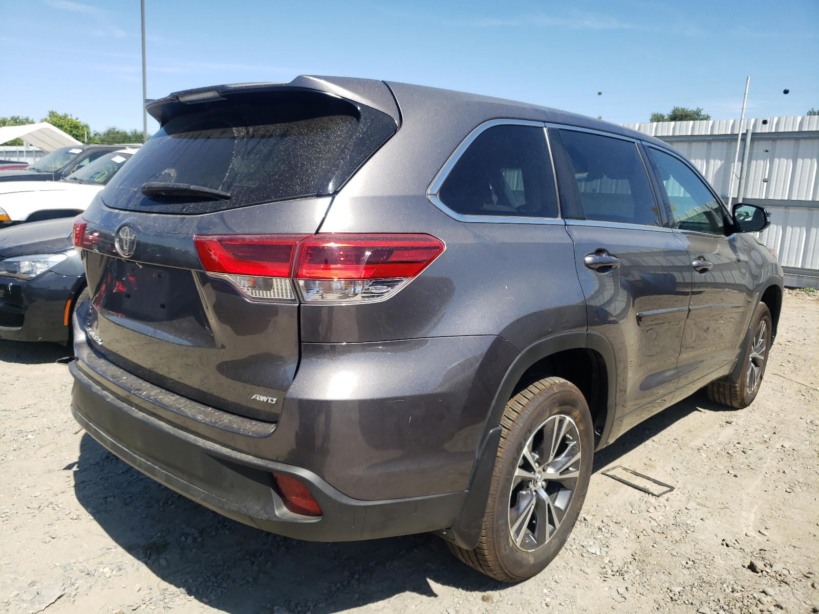 Photo 4 from auction – 2017 TOYOTA HIGHLANDER with VIN 5TDBZRFH9HS445300