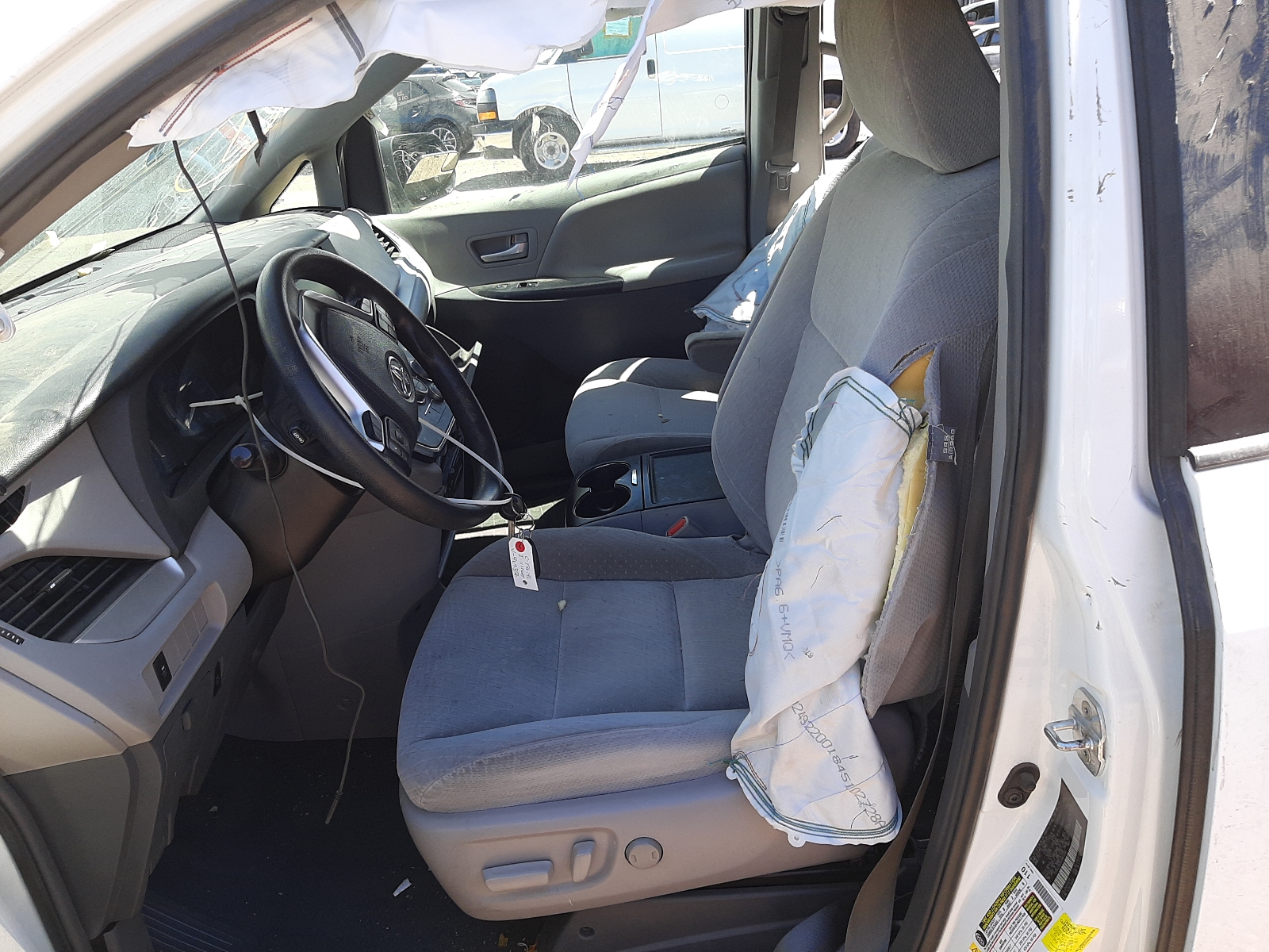 Photo 5 from auction – 2018 TOYOTA SIENNA LE with VIN 5TDKZ3DC9JS964356