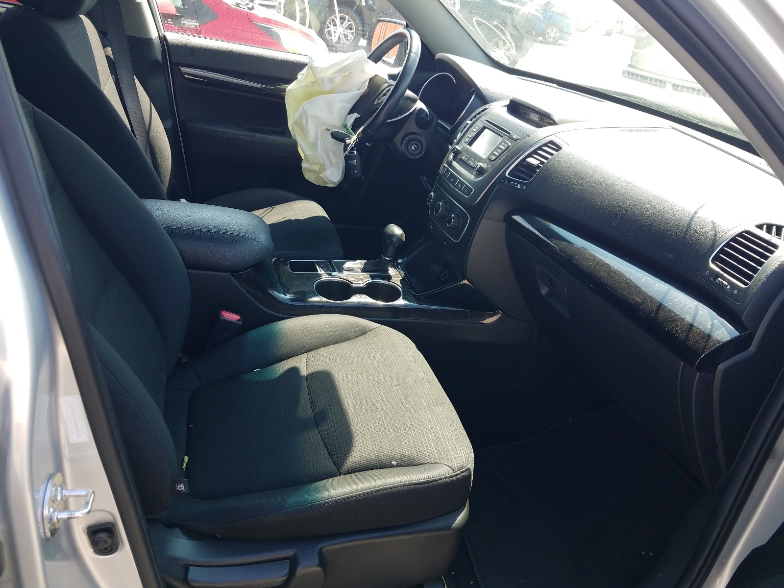 Photo 5 from auction – 2014 KIA SORENTO LX with VIN 5XYKTCA69EG443656