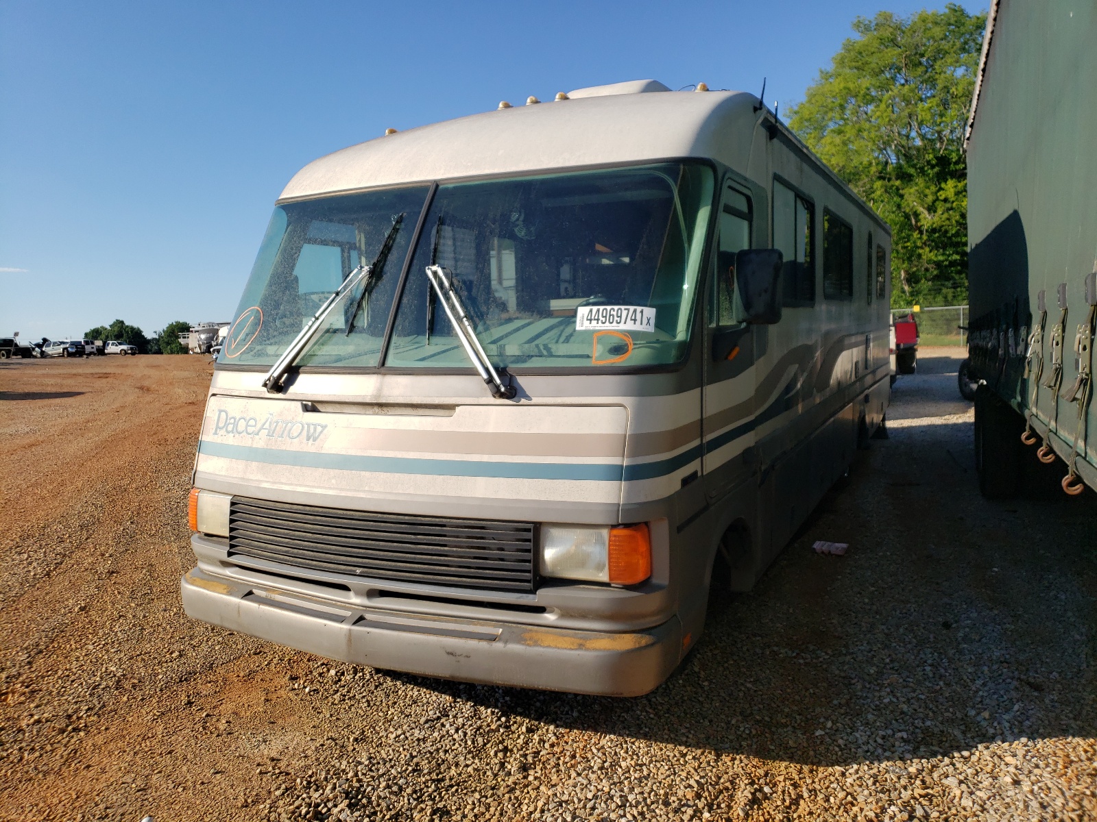 Photo 2 from auction – 1994 CHEVROLET P30 with VIN 1GBKP37N2R3321271