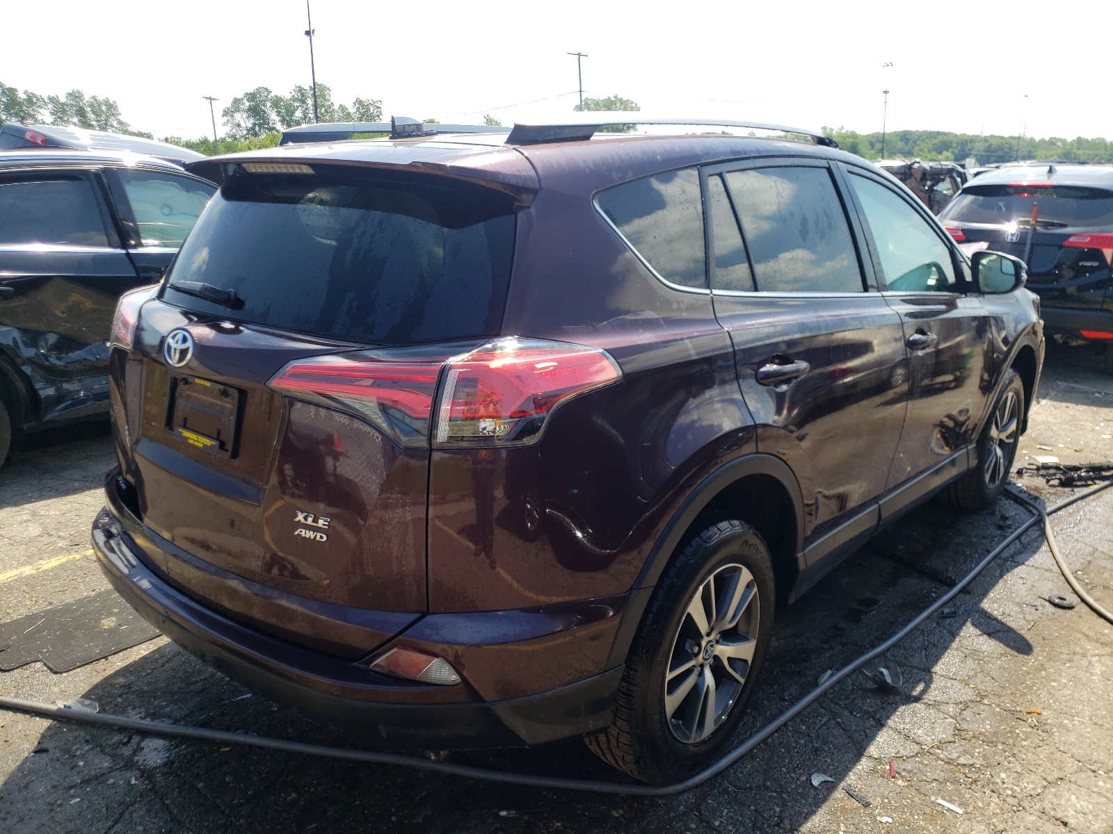 Photo 4 from auction – 2017 TOYOTA RAV4 XLE with VIN 2T3RFREV1HW558462