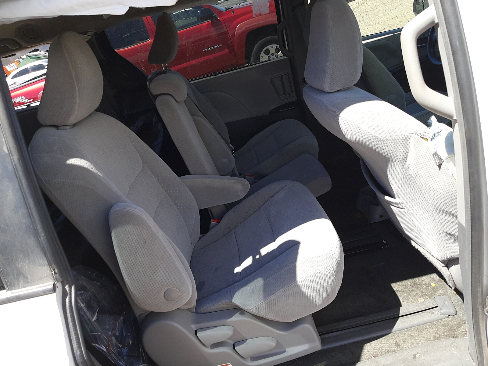 Photo 6 from auction – 2018 TOYOTA SIENNA LE with VIN 5TDKZ3DC9JS964356
