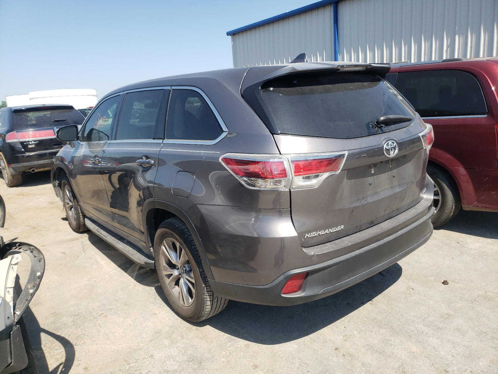 Photo 3 from auction – 2016 TOYOTA HIGHLANDER with VIN 5TDZKRFH5GS177489