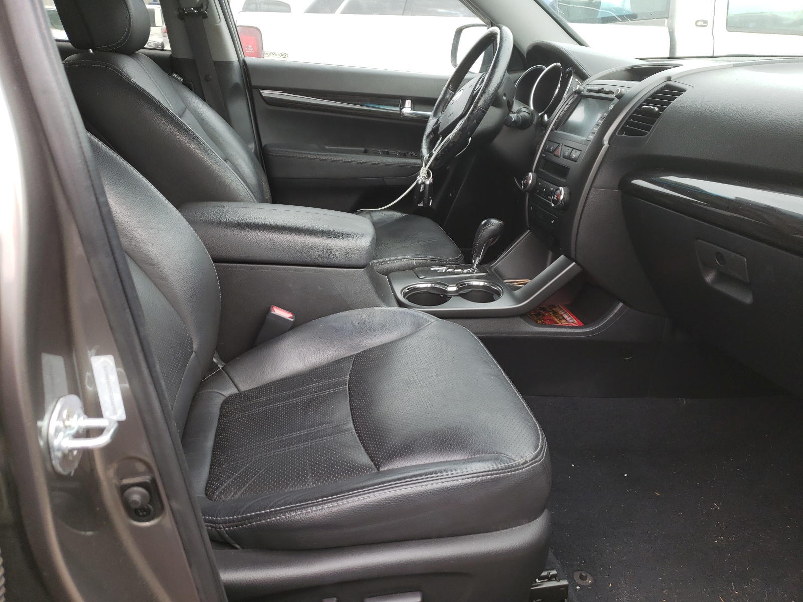 Photo 5 from auction – 2012 KIA SORENTO SX with VIN 5XYKW4A25CG262982