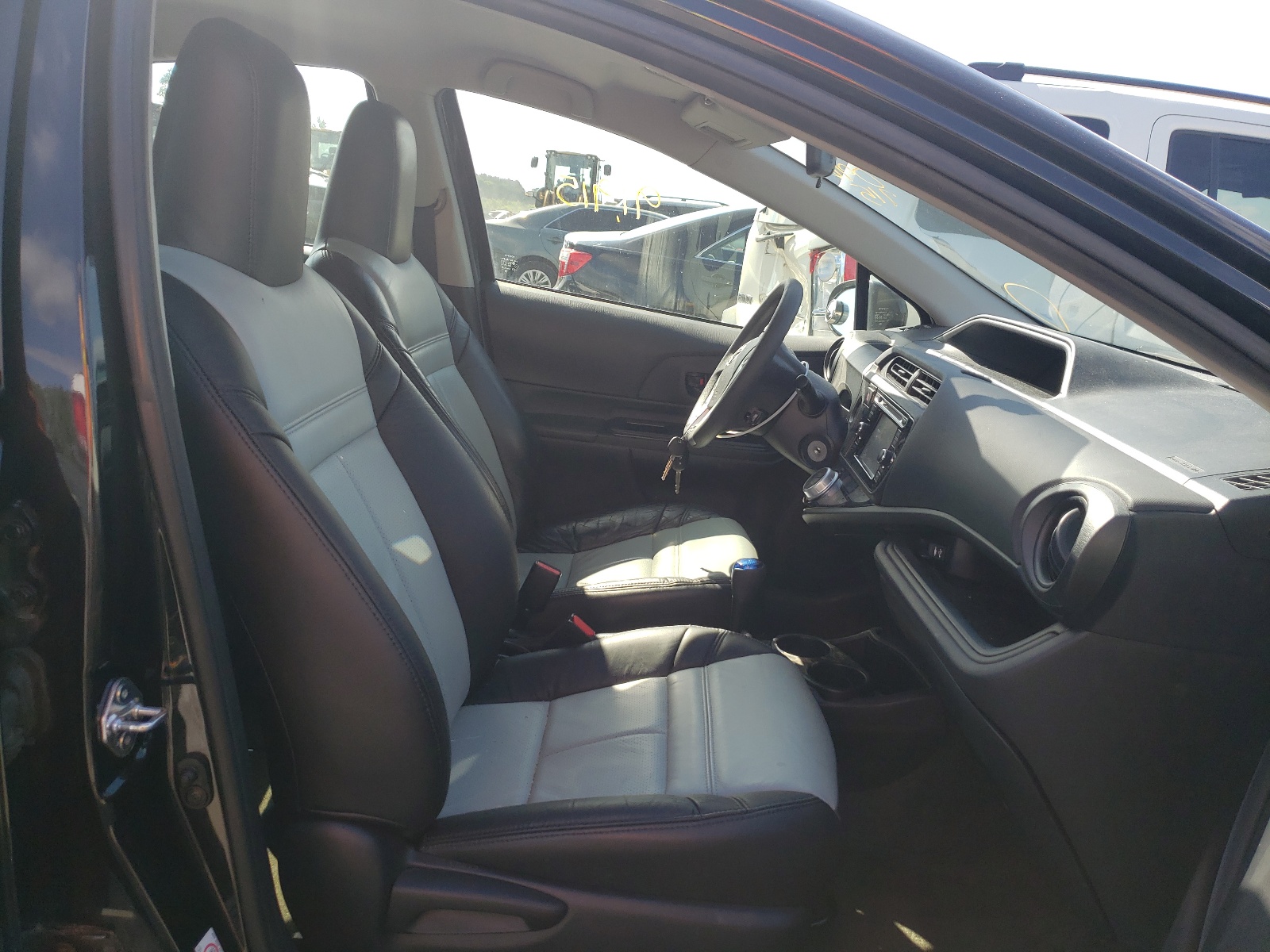 Photo 5 from auction – 2015 TOYOTA PRIUS C with VIN JTDKDTB31F1096715
