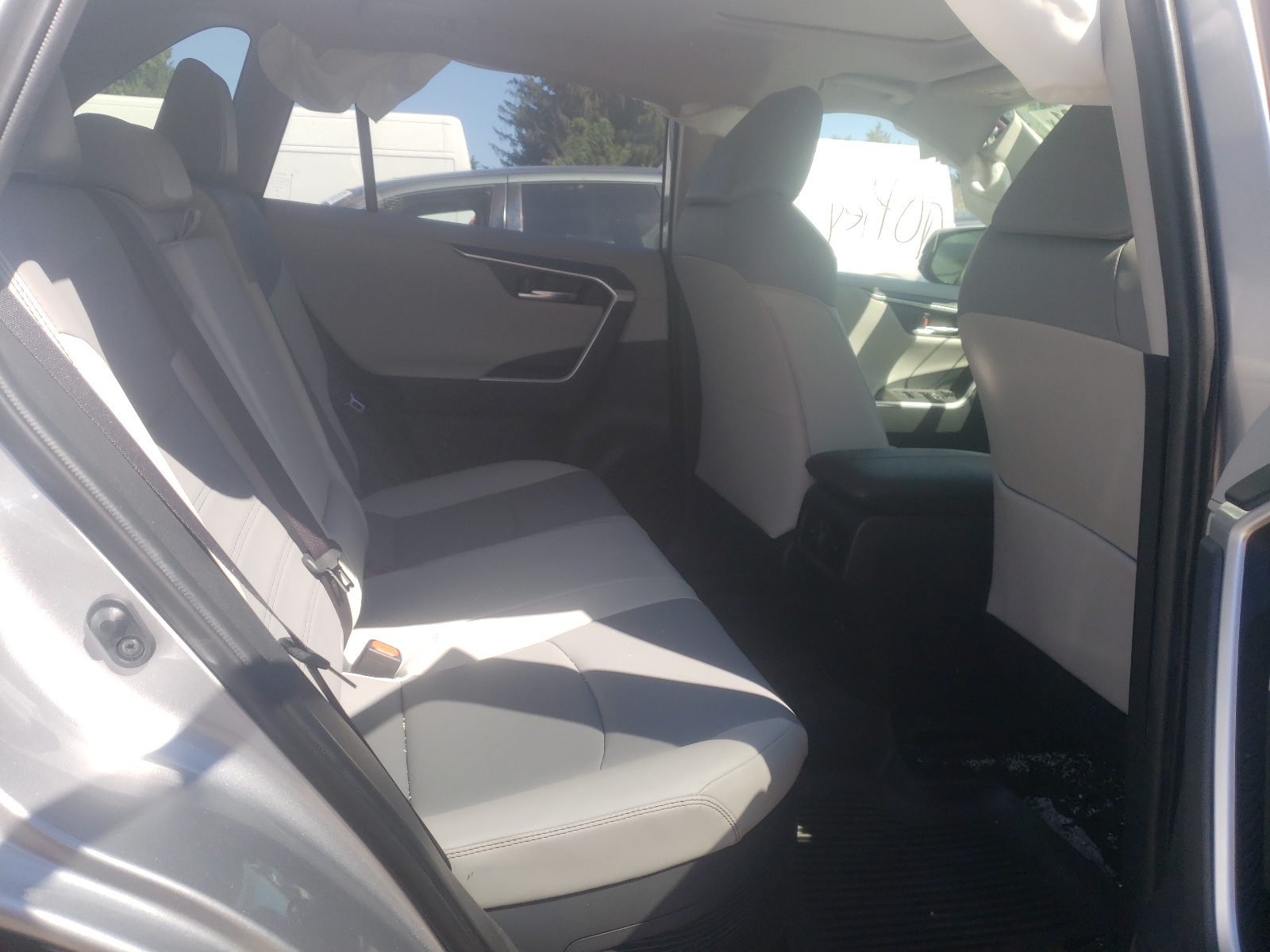 Photo 6 from auction – 2019 TOYOTA RAV4 LIMIT with VIN JTMDWRFV0KD006447