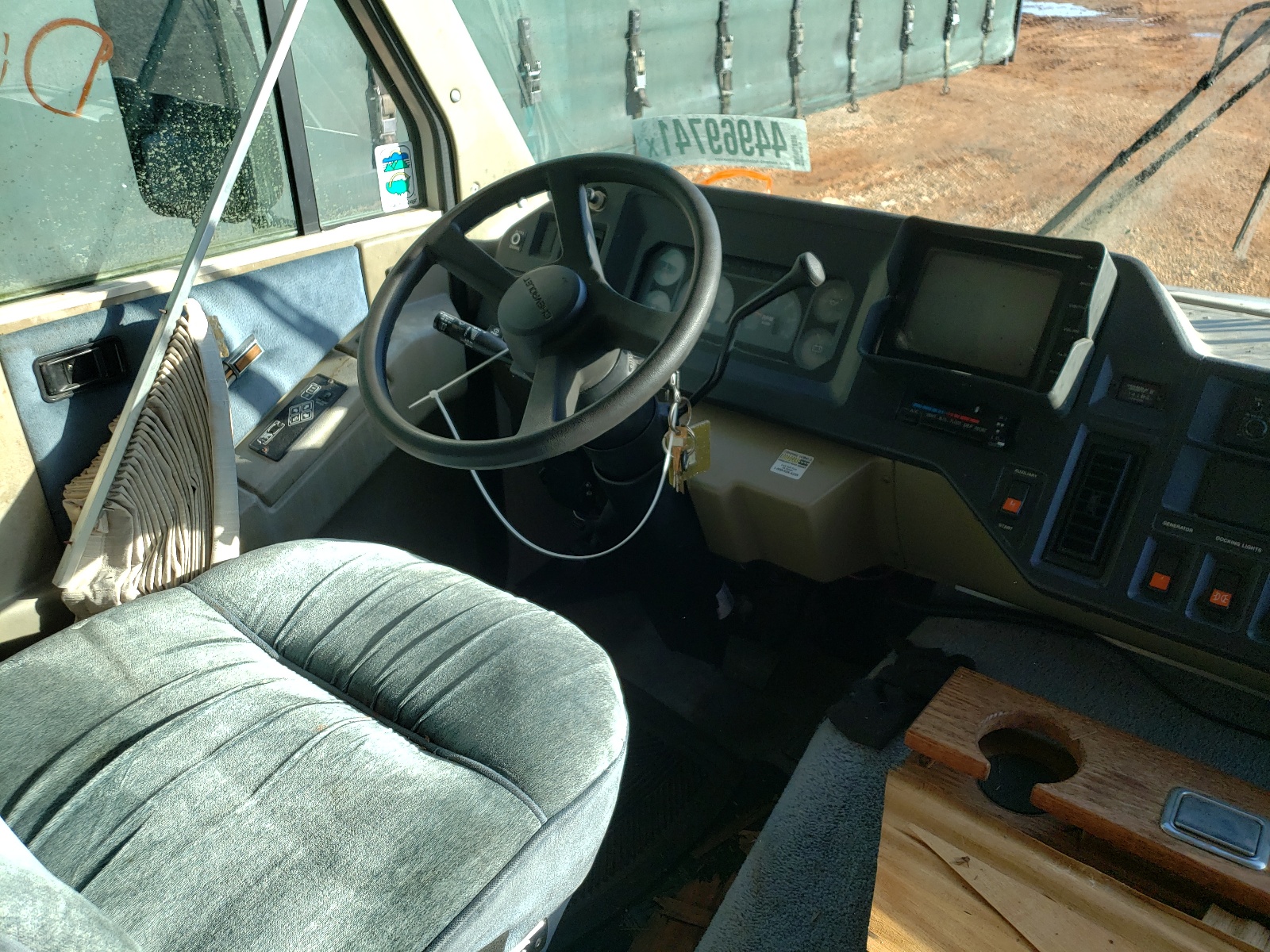 Photo 9 from auction – 1994 CHEVROLET P30 with VIN 1GBKP37N2R3321271