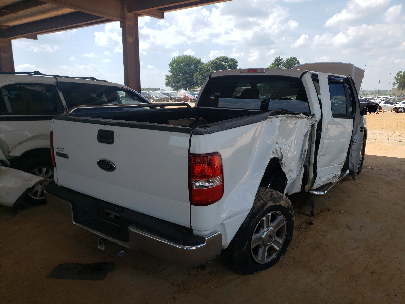 Photo 4 from auction – 2005 FORD F150 with VIN 1FTPX12555NA60777