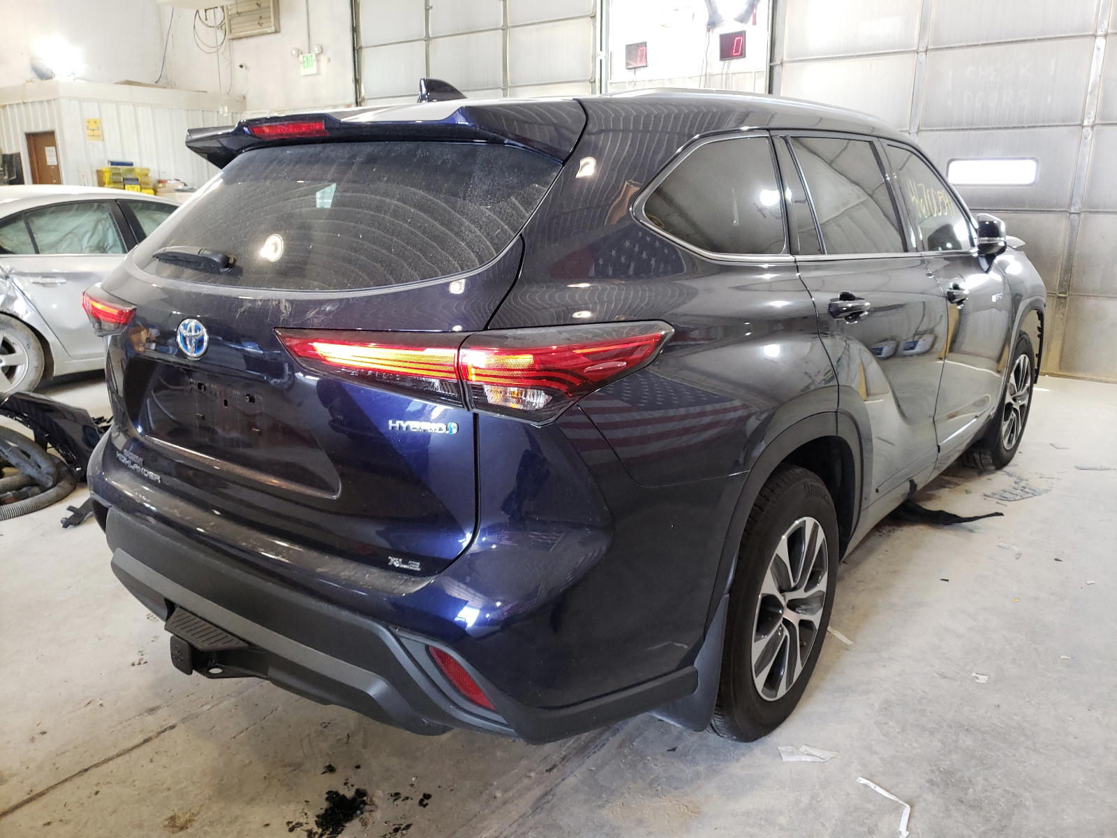 Photo 4 from auction – 2021 TOYOTA HIGHLANDER with VIN 5TDGBRCHXMS026185