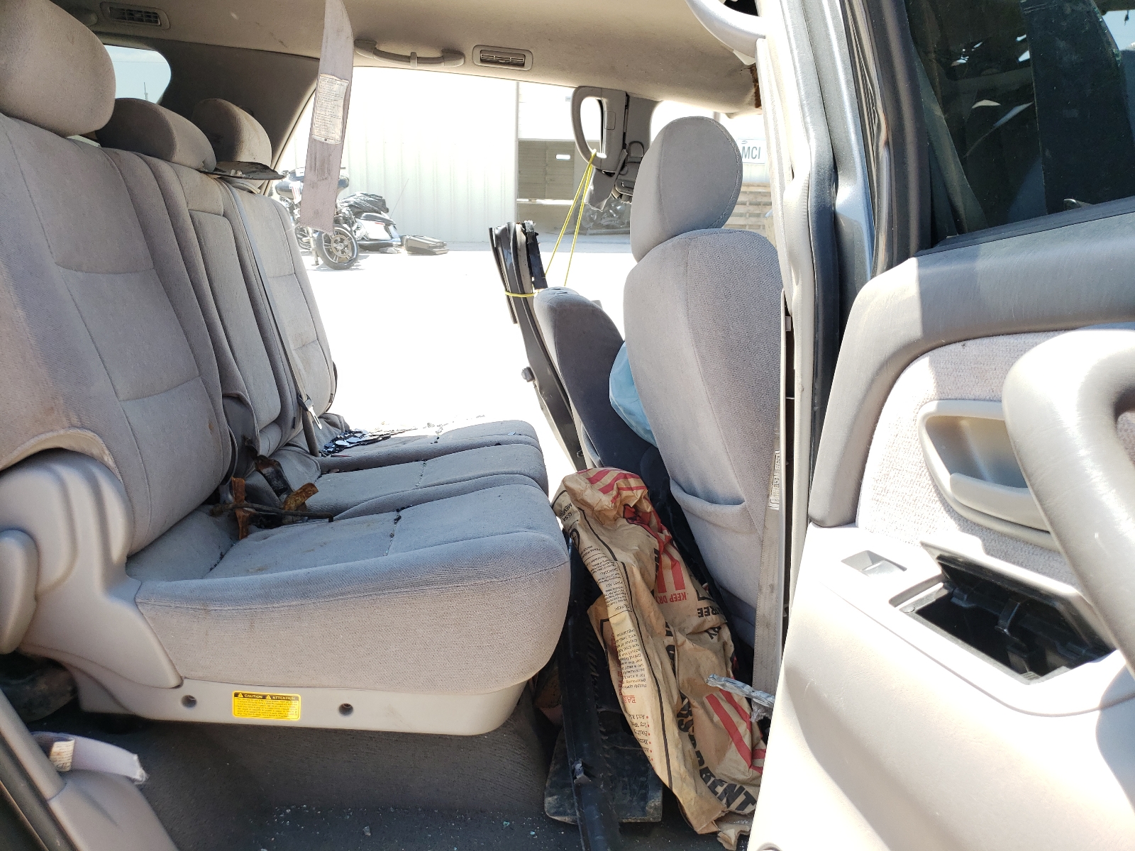 Zdjęcie 6 z aukcji – 2004 TOYOTA SEQUOIA SR z VIN 5TDZT34A14S215344