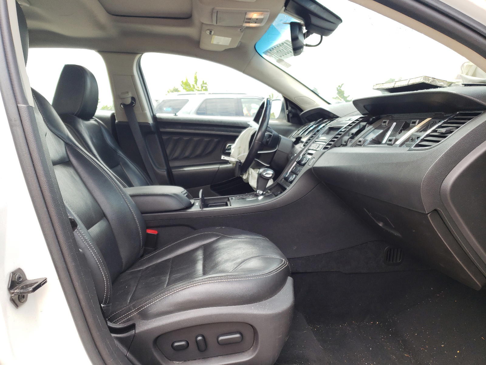Photo 5 from auction – 2010 FORD TAURUS LIM with VIN 1FAHP2FW8AG139796
