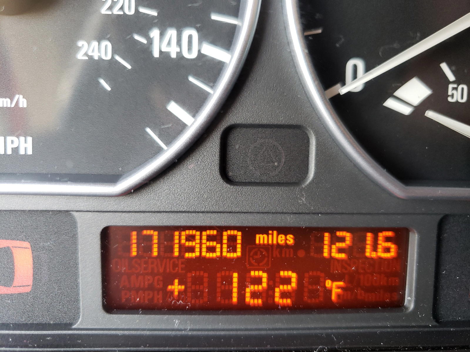Photo 8 from auction – 2004 BMW 330 I with VIN WBAEV53444KM35758