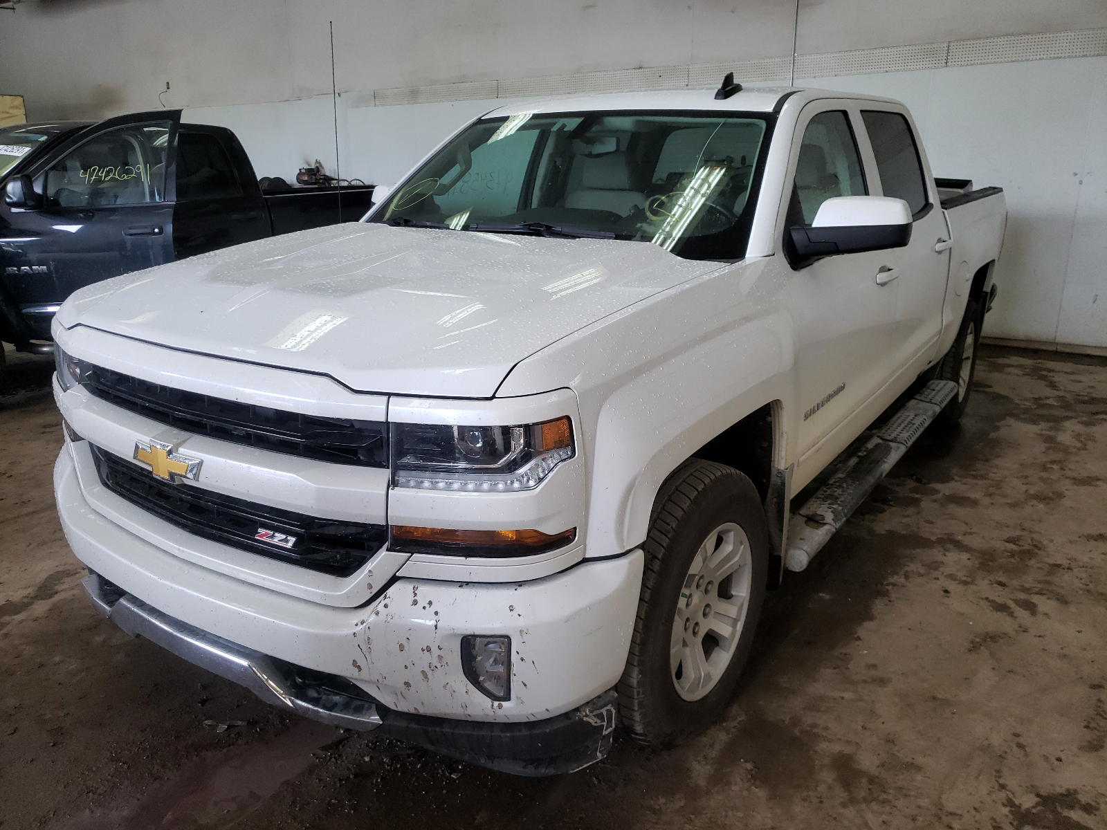 Photo 2 from auction – 2018 CHEVROLET SILVERADO with VIN 3GCUKRECXJG243797