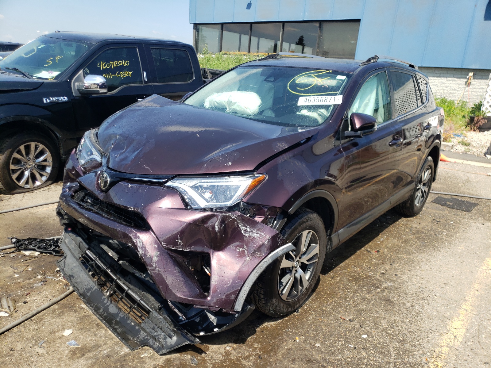 Photo 2 from auction – 2017 TOYOTA RAV4 XLE with VIN 2T3RFREV1HW558462