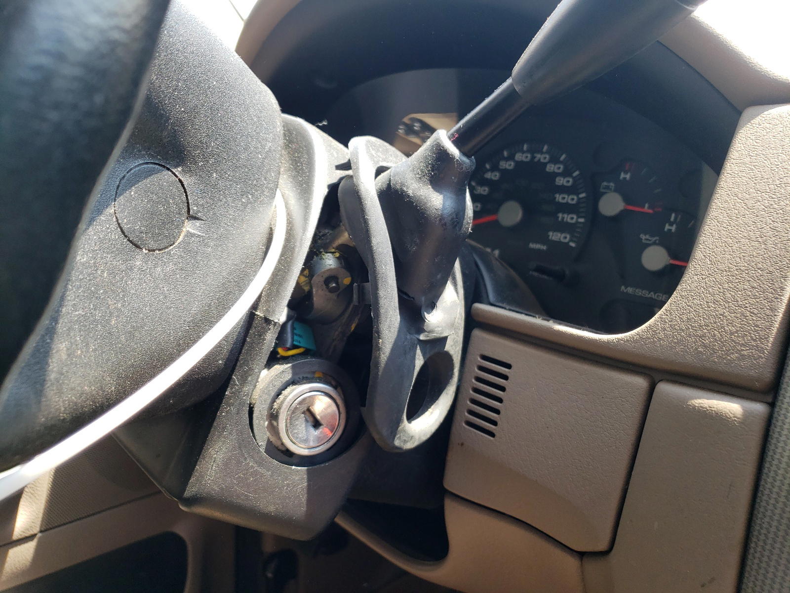 Photo 9 from auction – 2005 FORD EXPLORER with VIN 1FMZU73K05UA04675