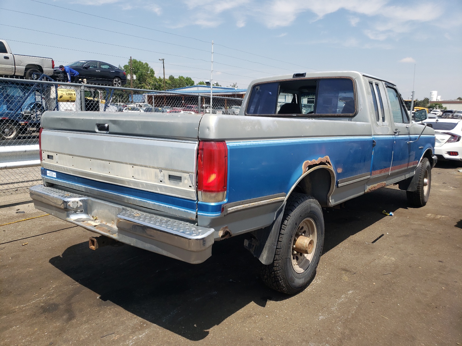 Photo 4 from auction – 1990 FORD F250 with VIN 1FTHX26G9LKA72791