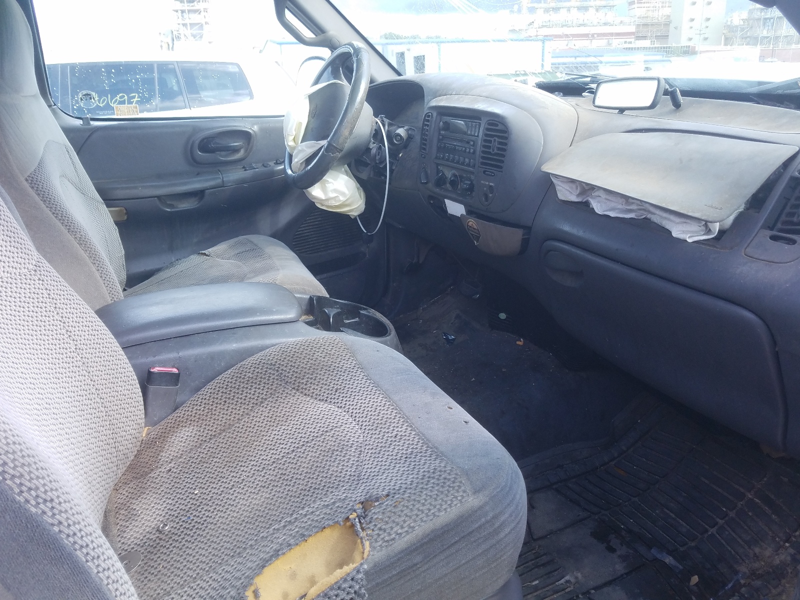 Photo 5 from auction – 2001 FORD F-150 with VIN 1FTRX08W41KE95983