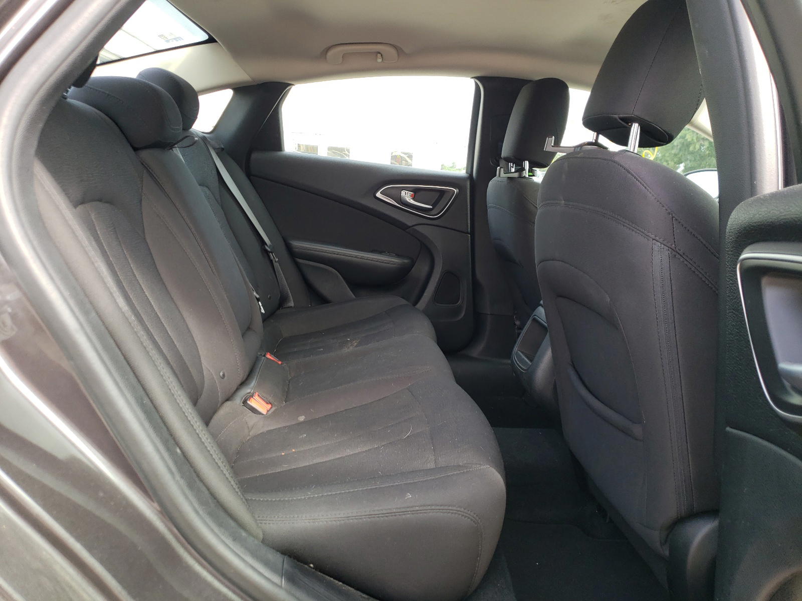 Photo 6 from auction – 2015 CHRYSLER 200 LIMITE with VIN 1C3CCCAB6FN570896