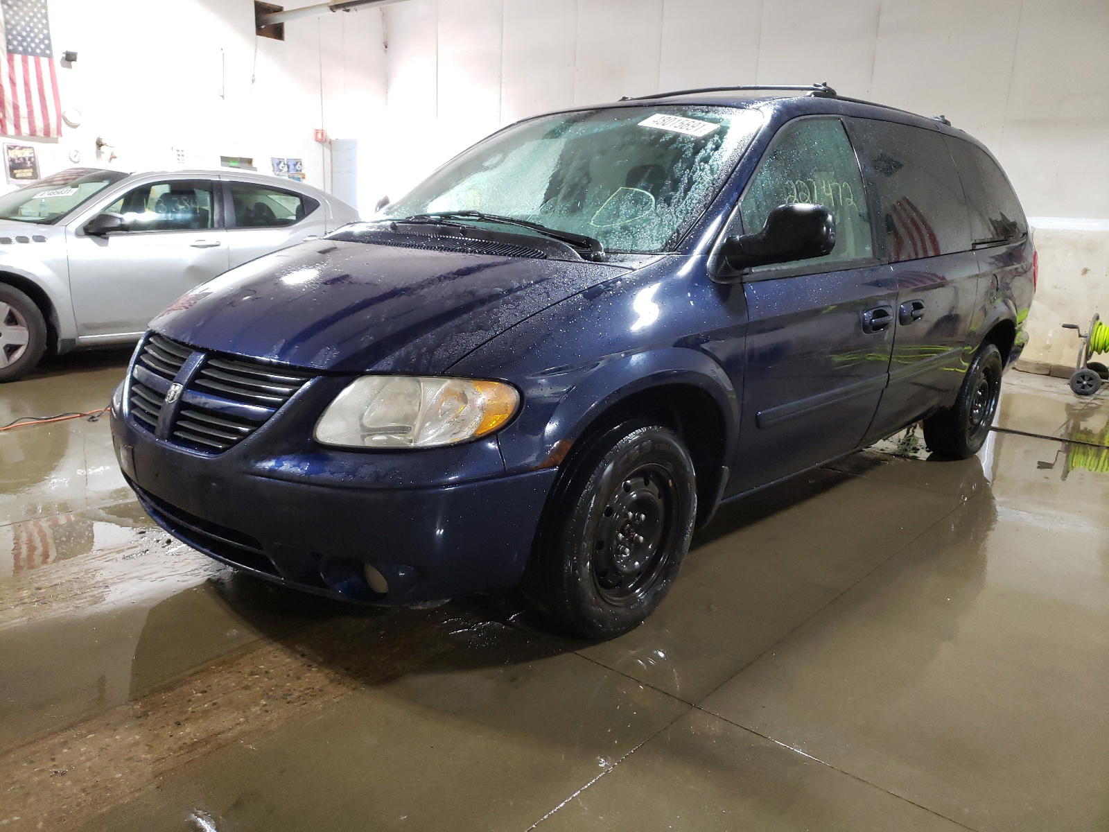 Photo 2 from auction – 2005 DODGE GRAND CARA with VIN 2D4GP44L55R501133