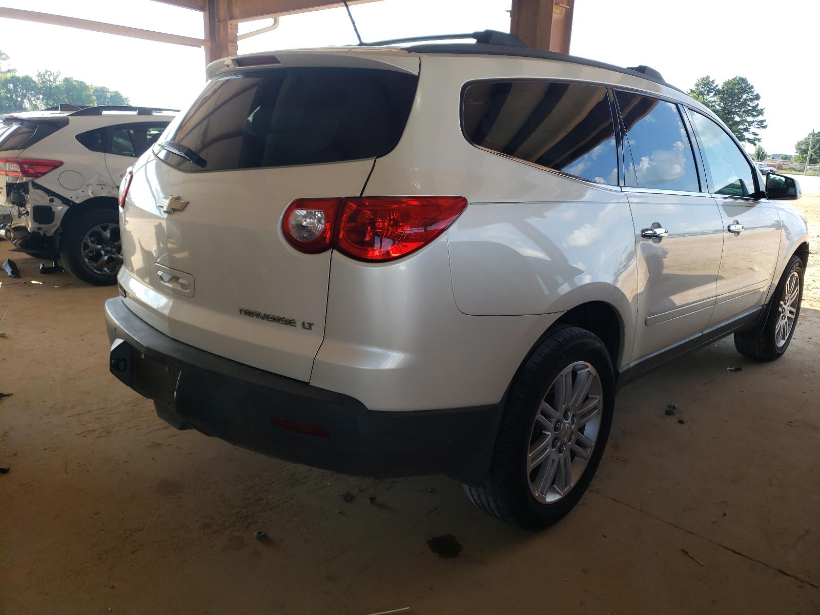 Photo 4 from auction – 2011 CHEVROLET TRAVERSE L with VIN 1GNKRGED3BJ378739