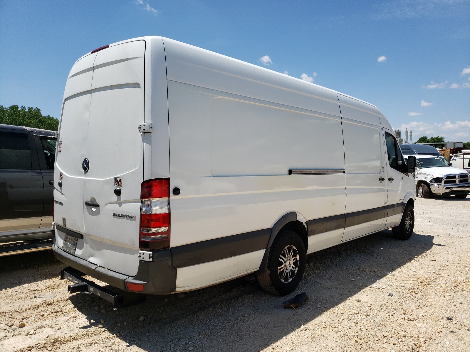 Photo 4 from auction – 2015 MERCEDES-BENZ SPRINTER 2 with VIN WD3PE8DC0FP112469