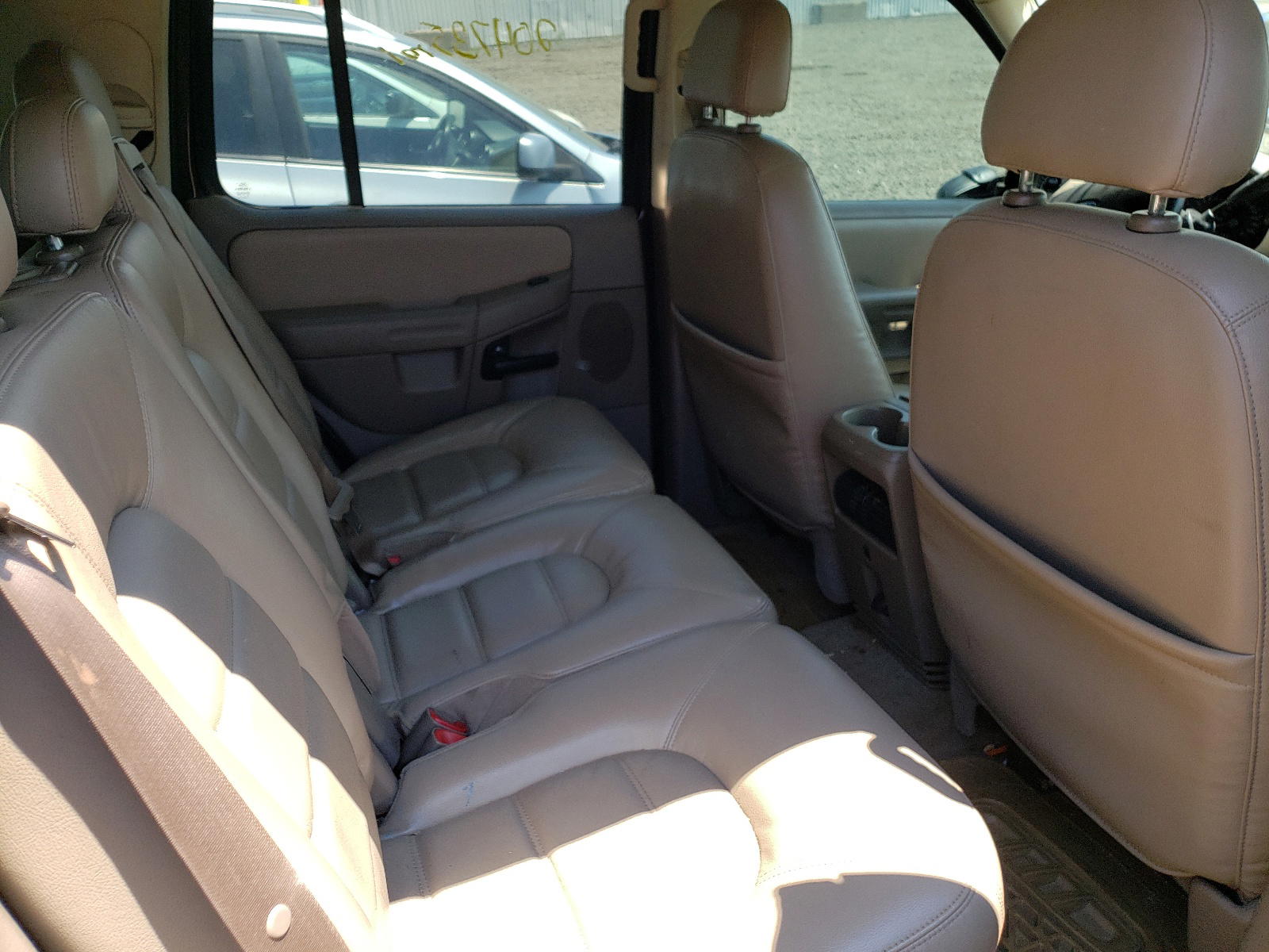 Photo 6 from auction – 2005 FORD EXPLORER with VIN 1FMZU73K05UA04675