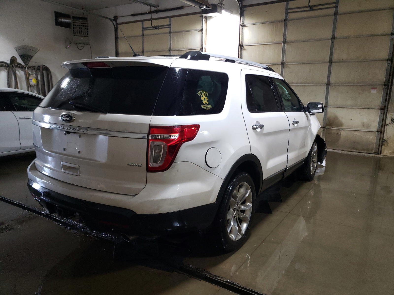 Photo 4 from auction – 2011 FORD EXPLORER L with VIN 1FMHK8F83BGA66881