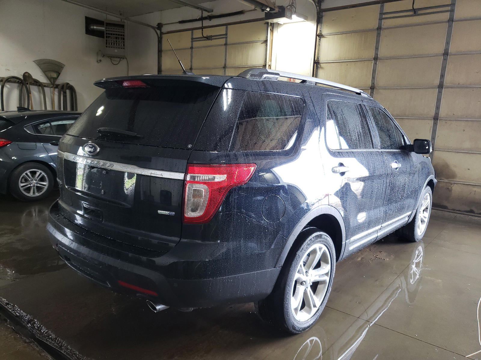 Photo 4 from auction – 2015 FORD EXPLORER L with VIN 1FM5K8F87FGB60559