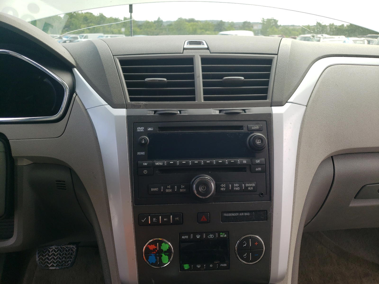 Photo 9 from auction – 2011 CHEVROLET TRAVERSE L with VIN 1GNKRGED5BJ265990