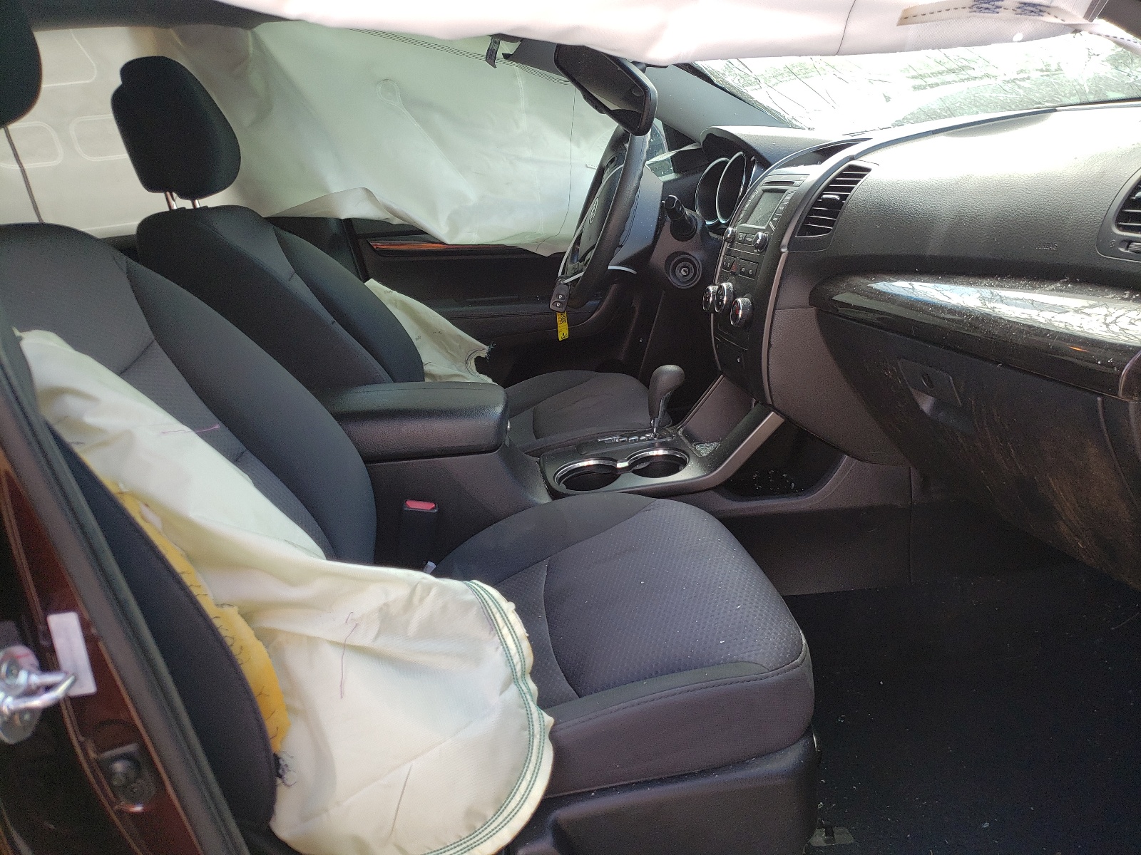 Photo 5 from auction – 2013 KIA SORENTO LX with VIN 5XYKT3A63DG337993
