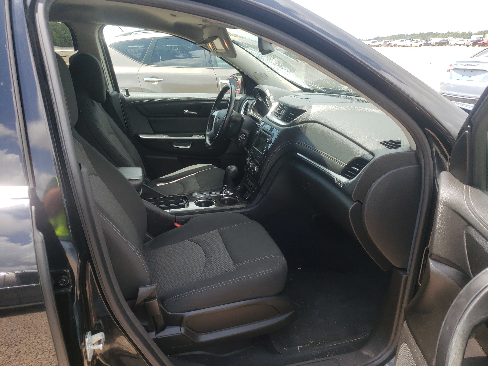 Photo 5 from auction – 2016 CHEVROLET TRAVERSE L with VIN 1GNKRHKD0GJ105355