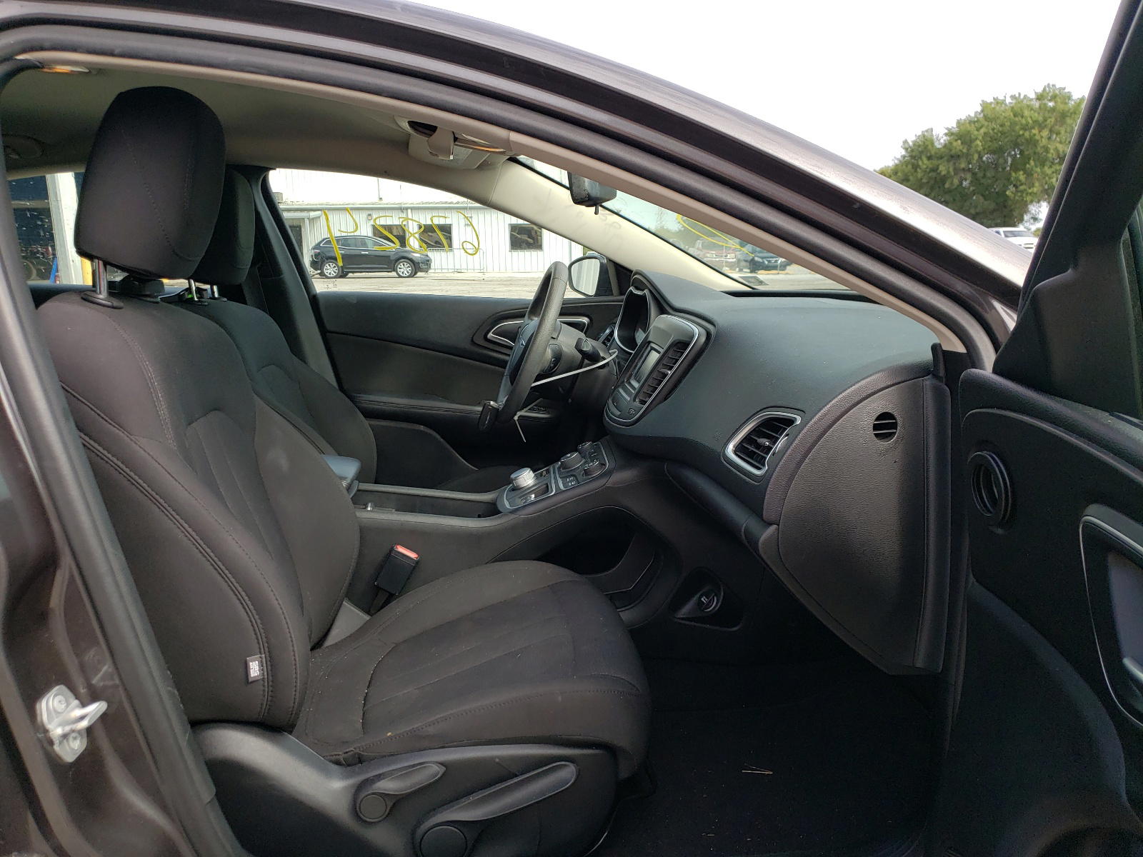 Photo 5 from auction – 2015 CHRYSLER 200 LIMITE with VIN 1C3CCCAB6FN570896