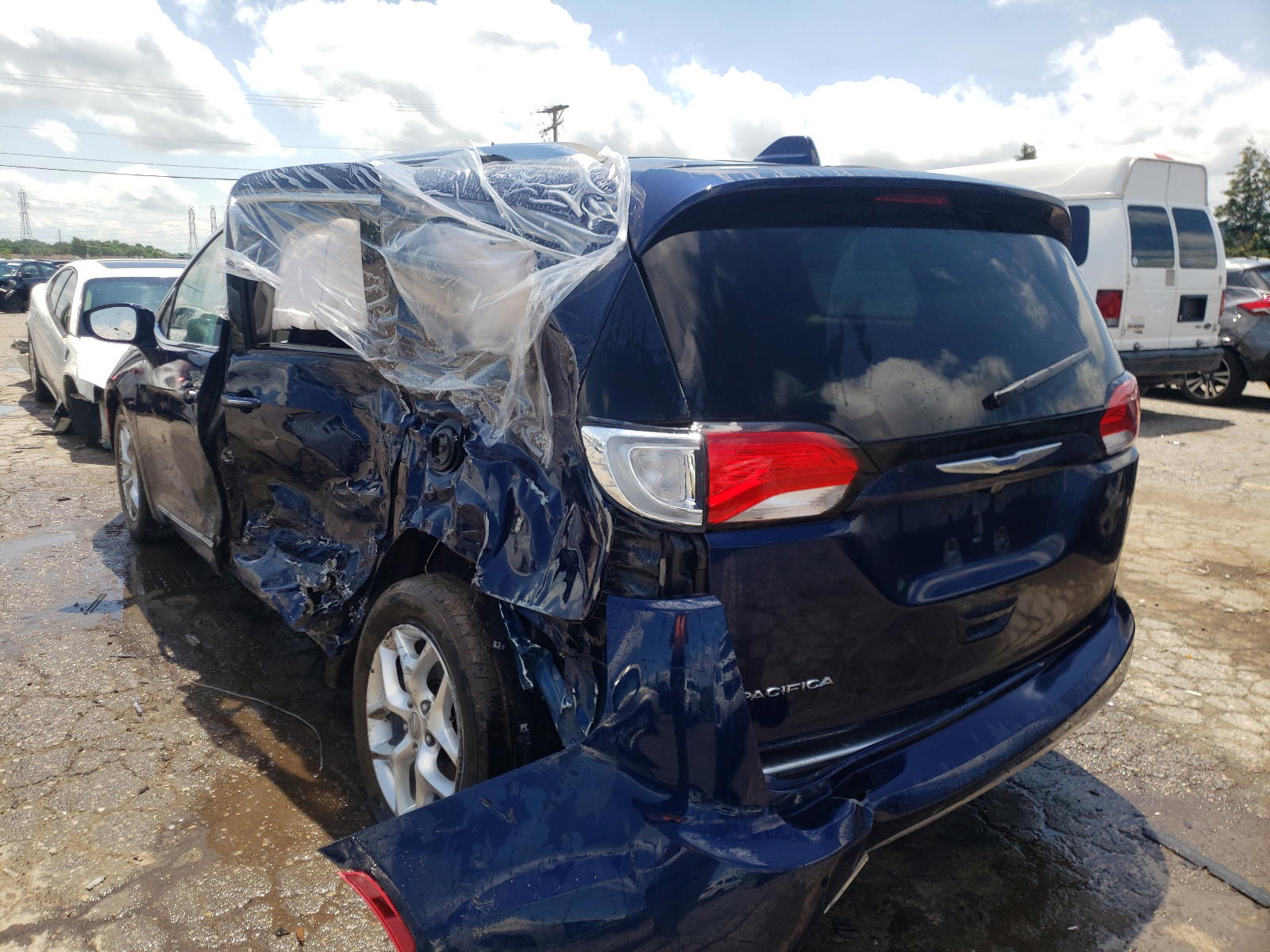 Photo 3 from auction – 2018 CHRYSLER PACIFICA T with VIN 2C4RC1BG2JR226997