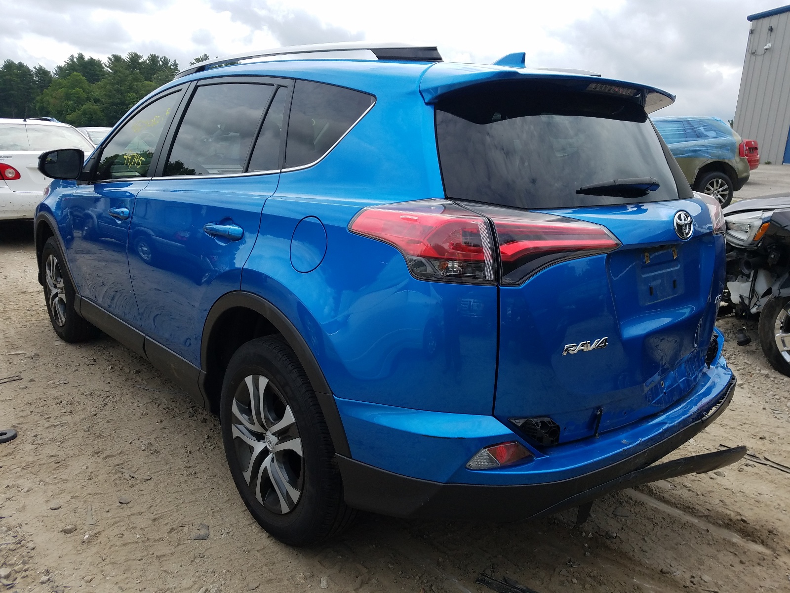 Photo 3 from auction – 2018 TOYOTA RAV4 LE with VIN JTMZFREV5JJ167626
