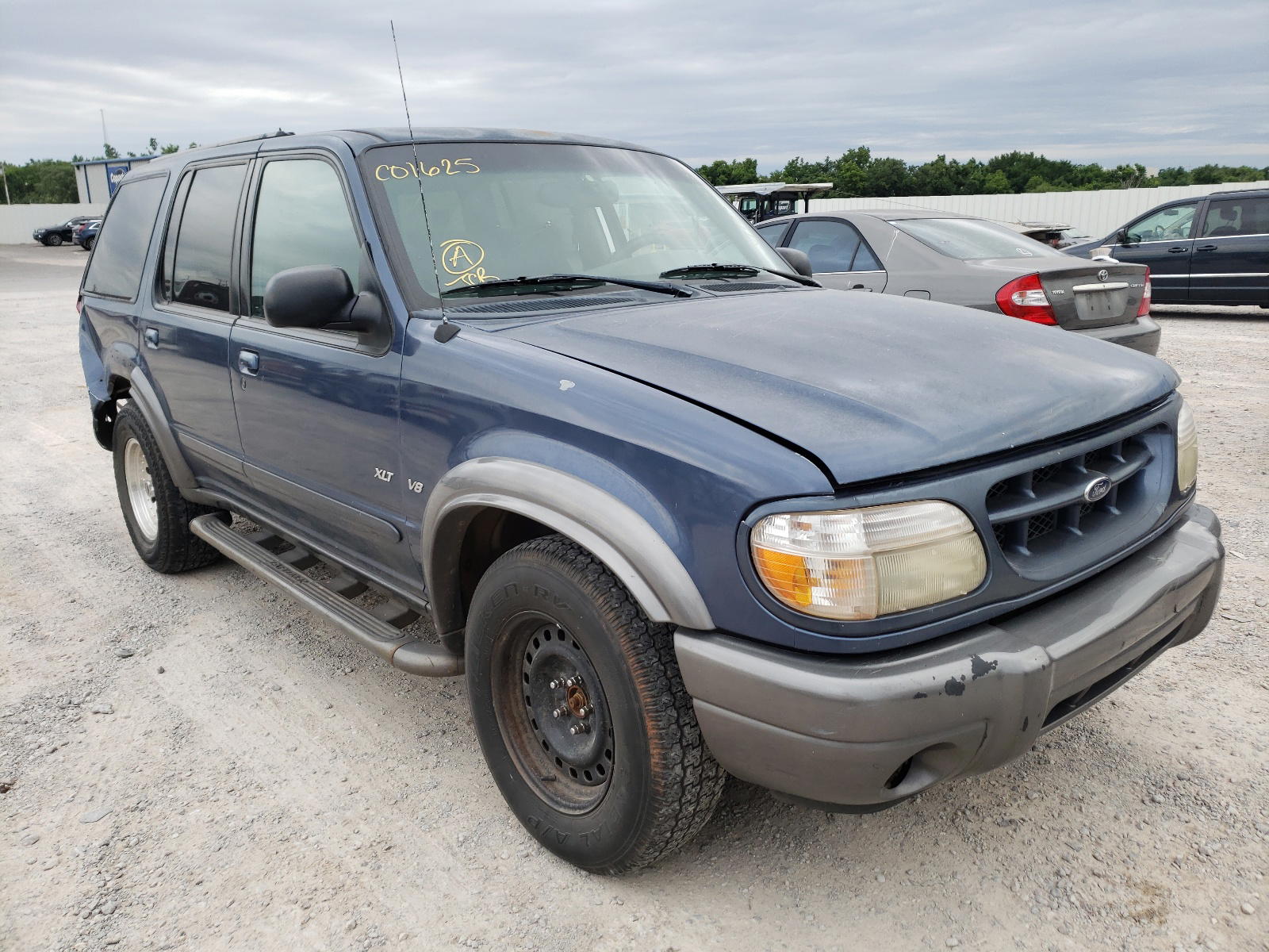 FORD EXPLORER X 2000 with VIN 1FMZU83P5YZC01625 - Photo from auction