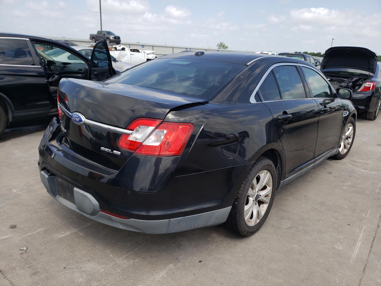 Photo 4 from auction – 2011 FORD TAURUS SEL with VIN 1FAHP2HW4BG159915