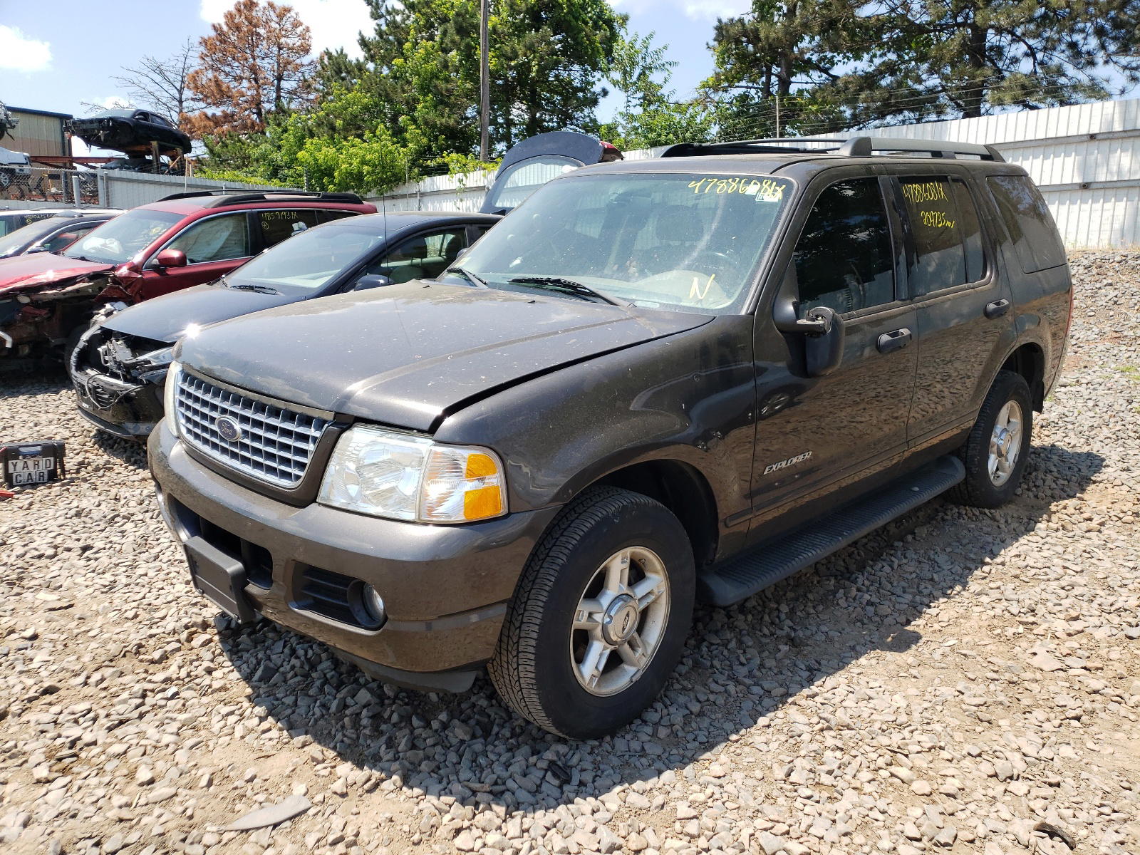 Photo 2 from auction – 2005 FORD EXPLORER with VIN 1FMZU73K05UA04675