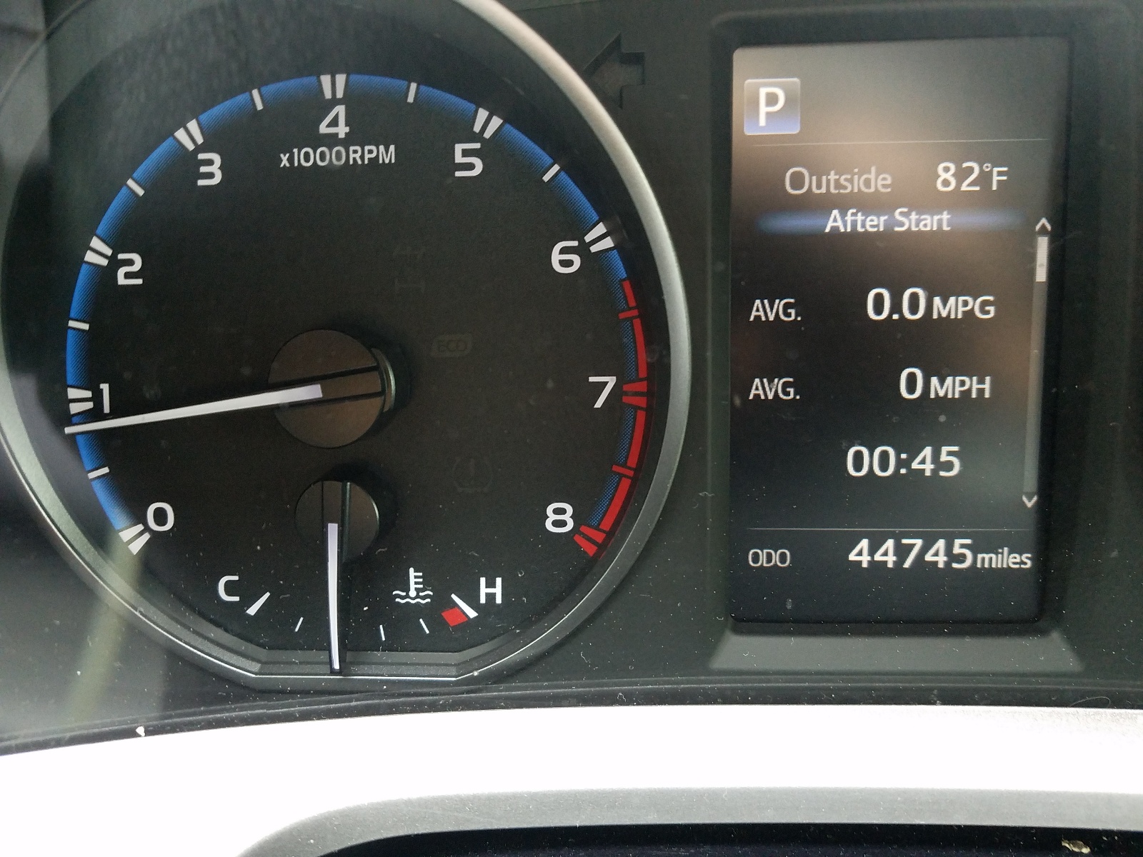 Photo 8 from auction – 2018 TOYOTA RAV4 LE with VIN JTMZFREV5JJ167626
