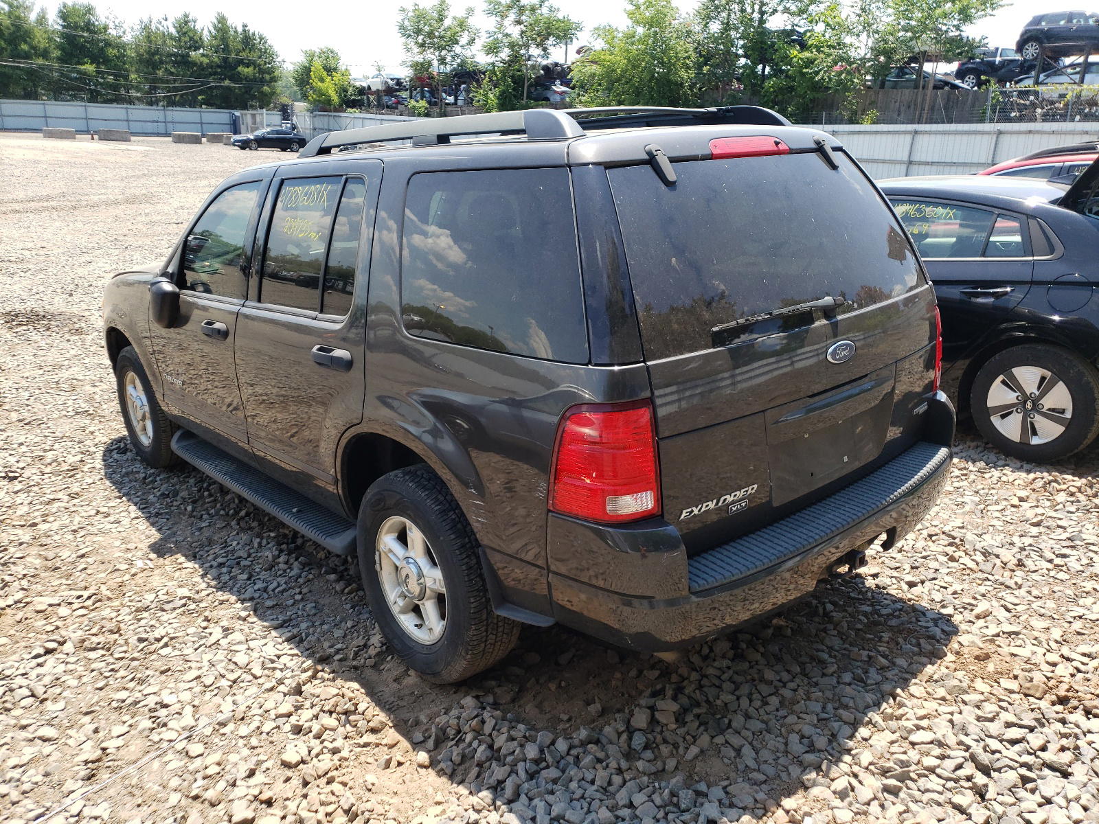 Photo 3 from auction – 2005 FORD EXPLORER with VIN 1FMZU73K05UA04675