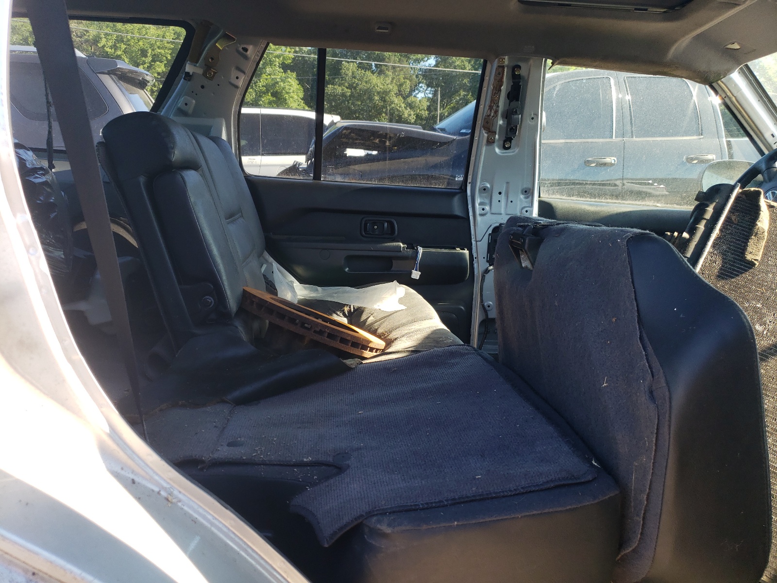 Photo 6 from auction – 2004 NISSAN PATHFINDER with VIN JN8DR09Y94W907305