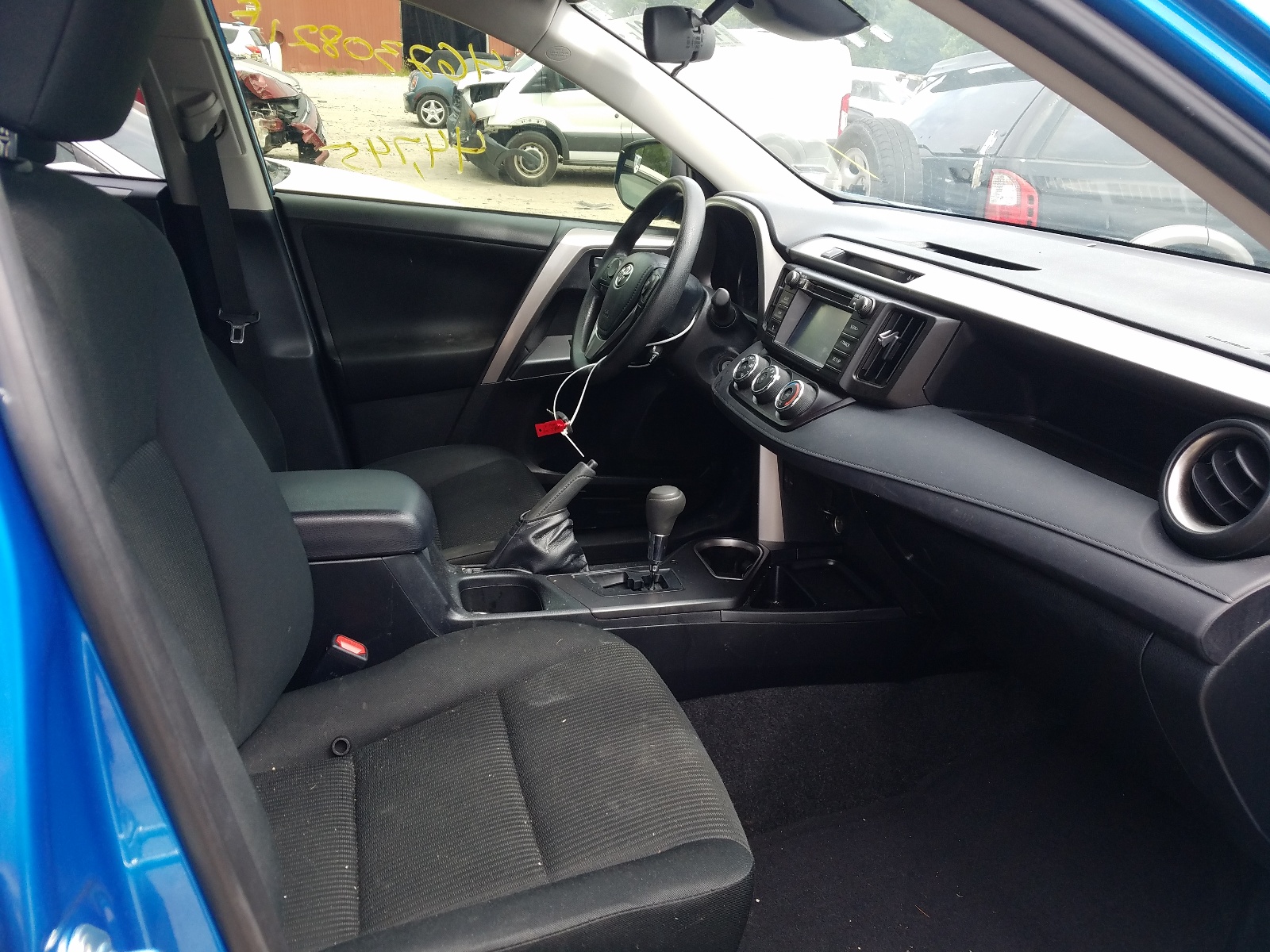 Photo 5 from auction – 2018 TOYOTA RAV4 LE with VIN JTMZFREV5JJ167626