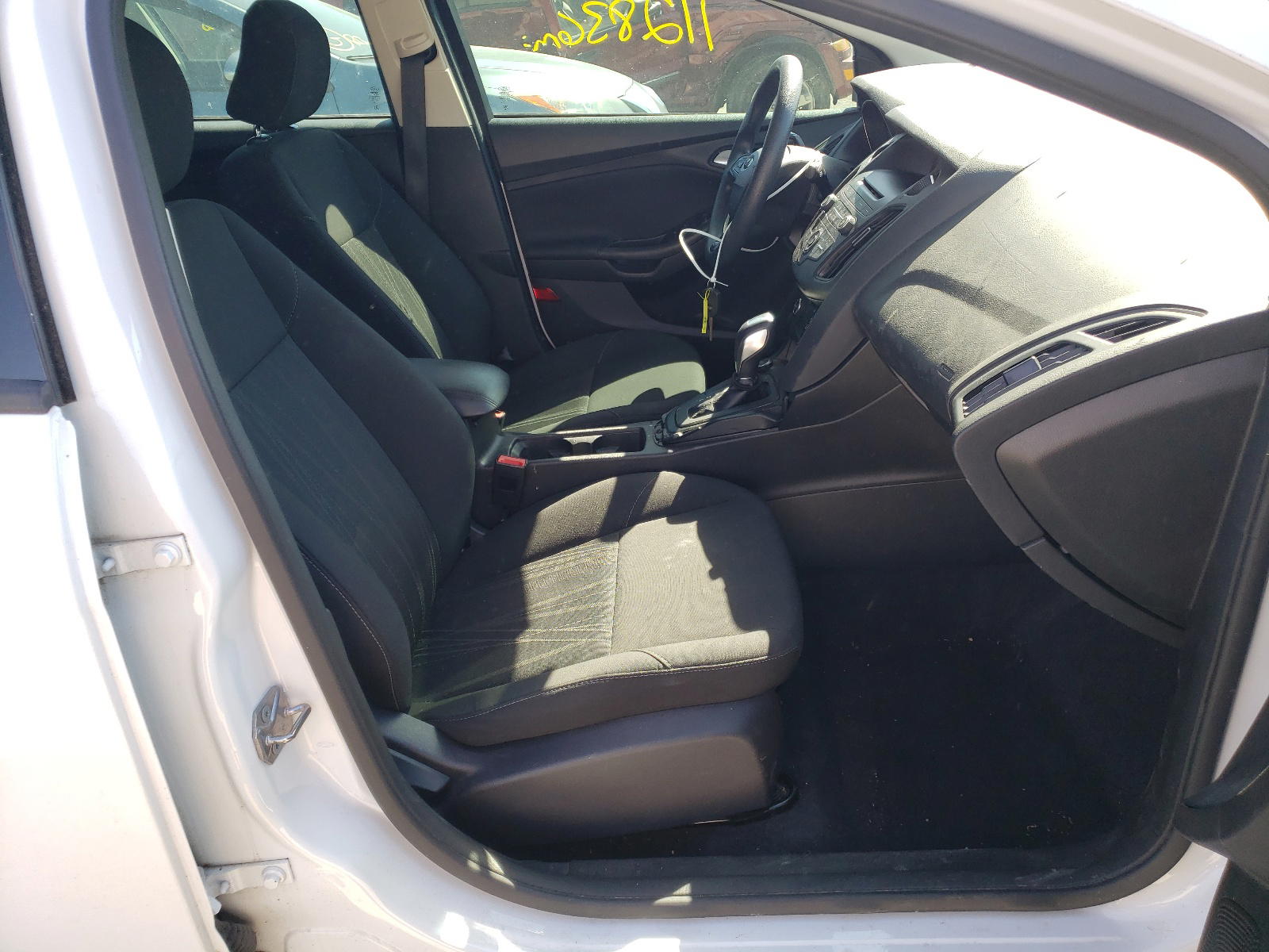 Photo 5 from auction – 2016 FORD FOCUS SE with VIN 1FADP3F29GL340835