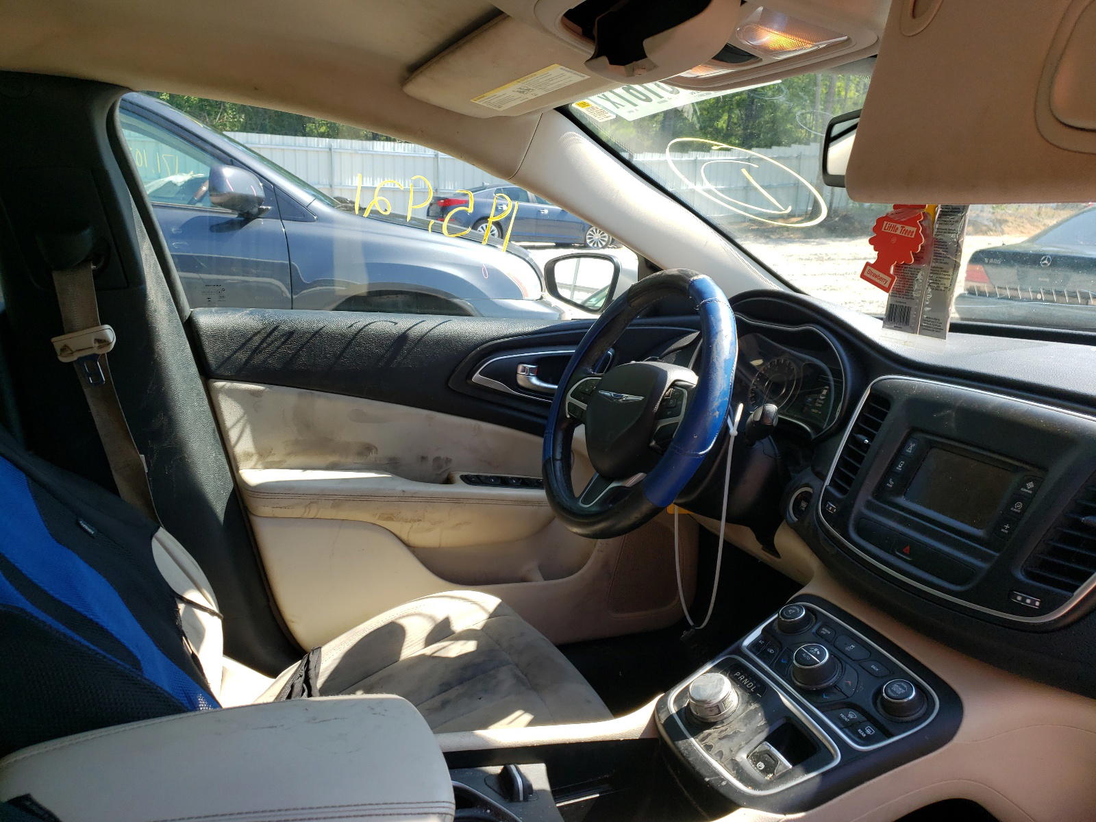 Photo 5 from auction – 2015 CHRYSLER 200 LIMITE with VIN 1C3CCCAB2FN563069