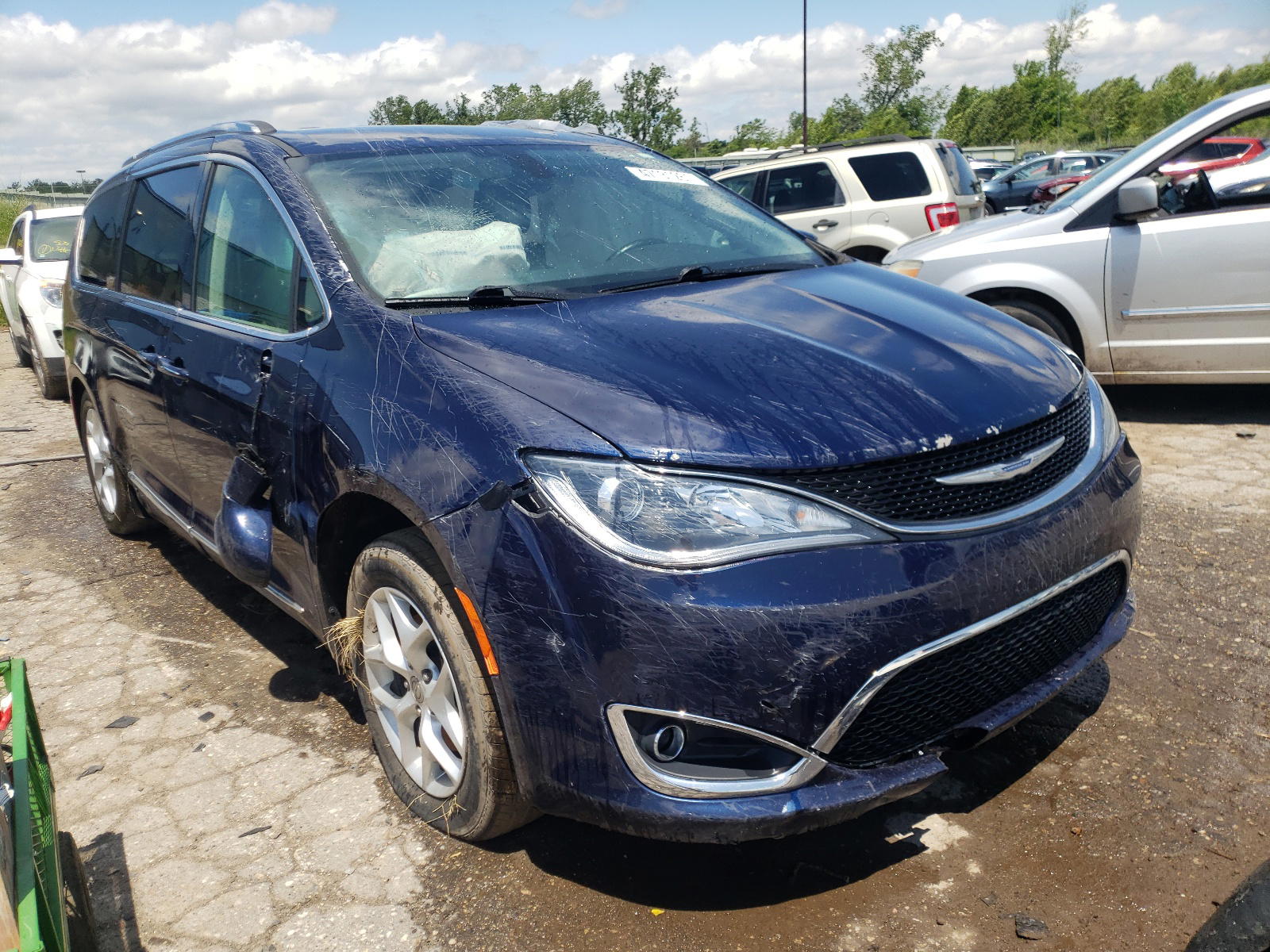 CHRYSLER PACIFICA T 2018 with VIN 2C4RC1BG2JR226997 - Photo from auction